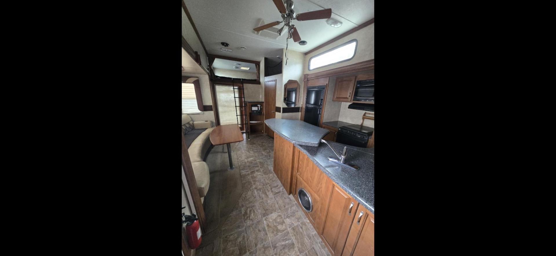 2010 White Keystone Raptor 3912 , located at 923 US HWY 87 E., Billings, MT, 59101, (406) 245-0456, 45.795788, -108.451881 - Photo#10