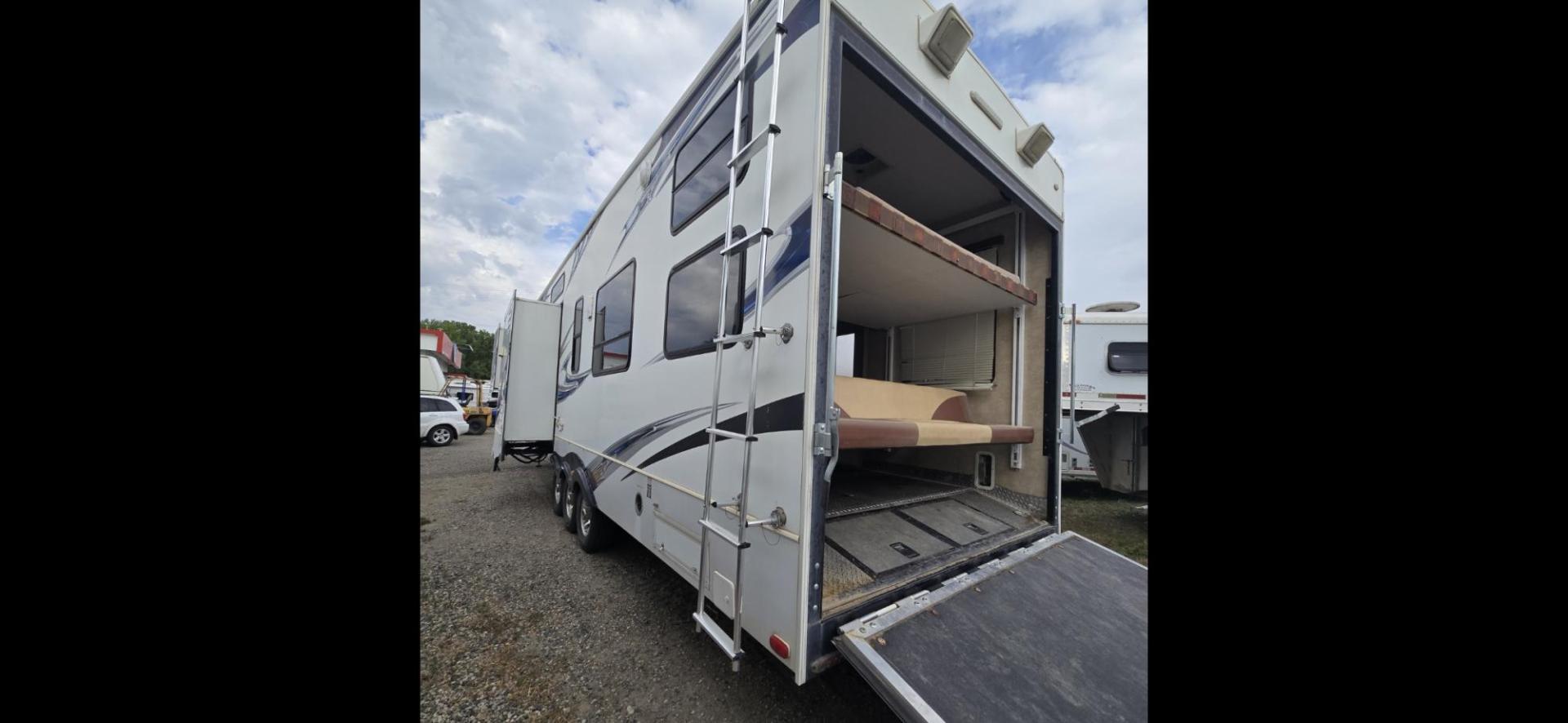 2010 White Keystone Raptor 3912 , located at 923 US HWY 87 E., Billings, MT, 59101, (406) 245-0456, 45.795788, -108.451881 - Photo#9