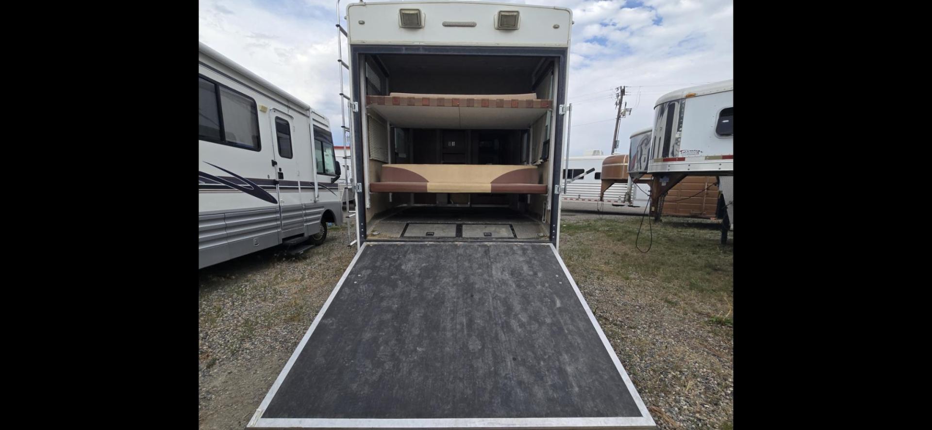 2010 White Keystone Raptor 3912 , located at 923 US HWY 87 E., Billings, MT, 59101, (406) 245-0456, 45.795788, -108.451881 - Photo#8