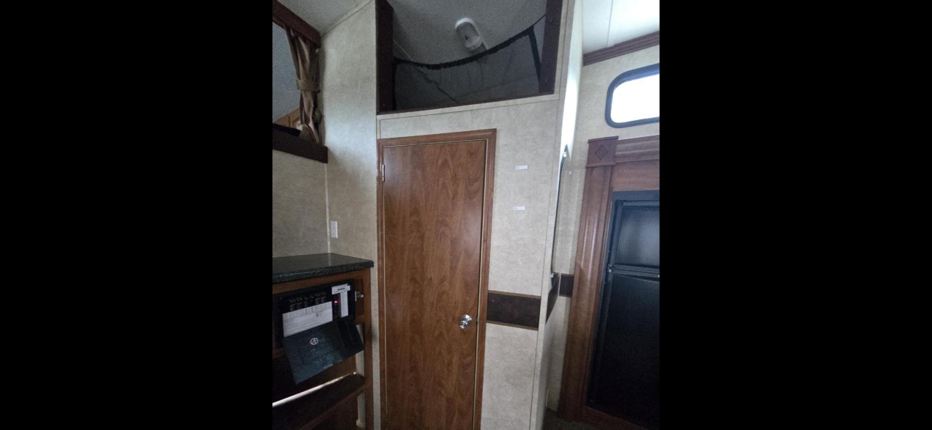2010 White Keystone Raptor 3912 , located at 923 US HWY 87 E., Billings, MT, 59101, (406) 245-0456, 45.795788, -108.451881 - Photo#13