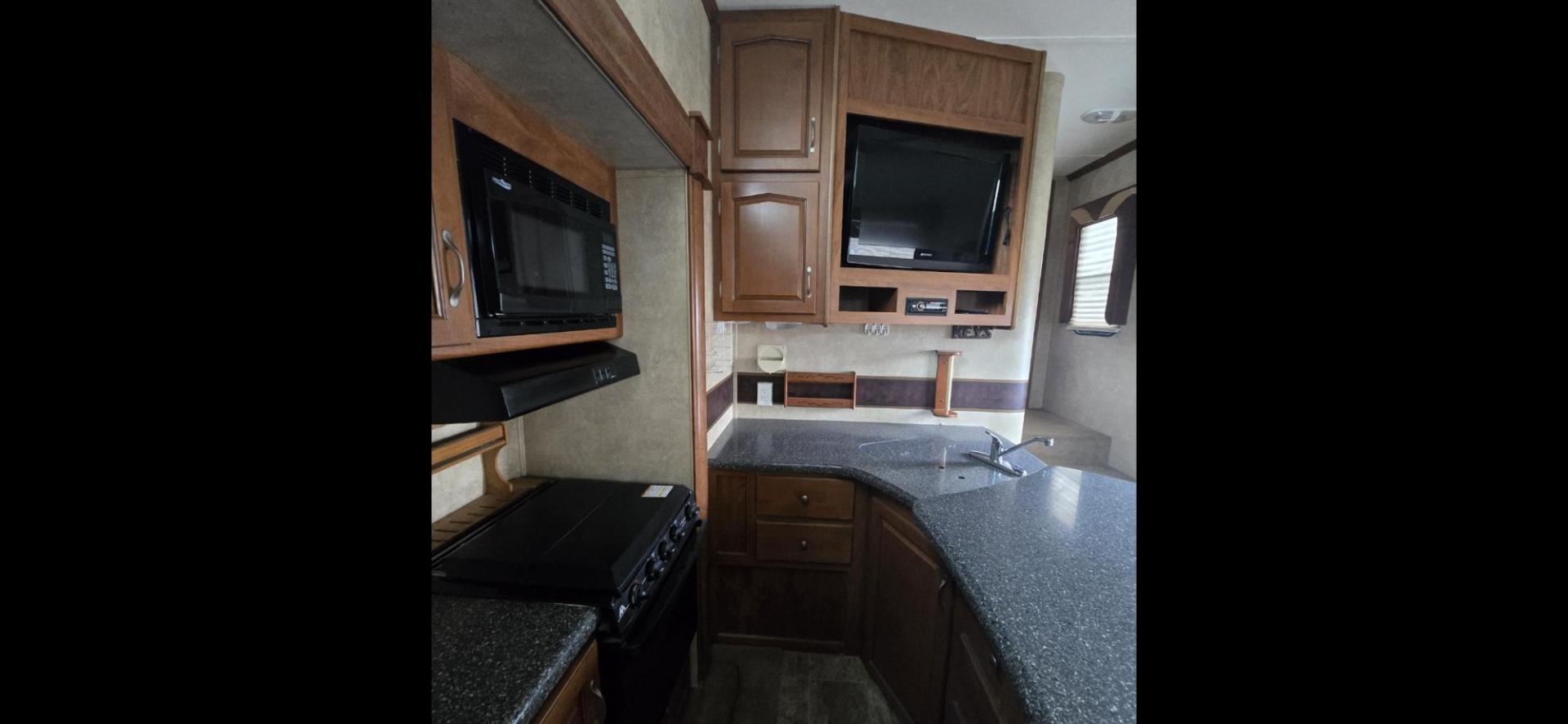 2010 White Keystone Raptor 3912 , located at 923 US HWY 87 E., Billings, MT, 59101, (406) 245-0456, 45.795788, -108.451881 - Photo#15