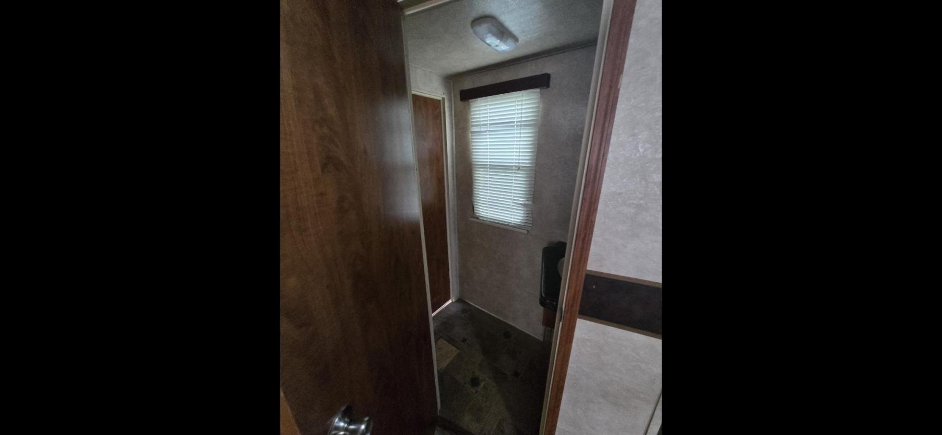 2010 White Keystone Raptor 3912 , located at 923 US HWY 87 E., Billings, MT, 59101, (406) 245-0456, 45.795788, -108.451881 - Photo#16