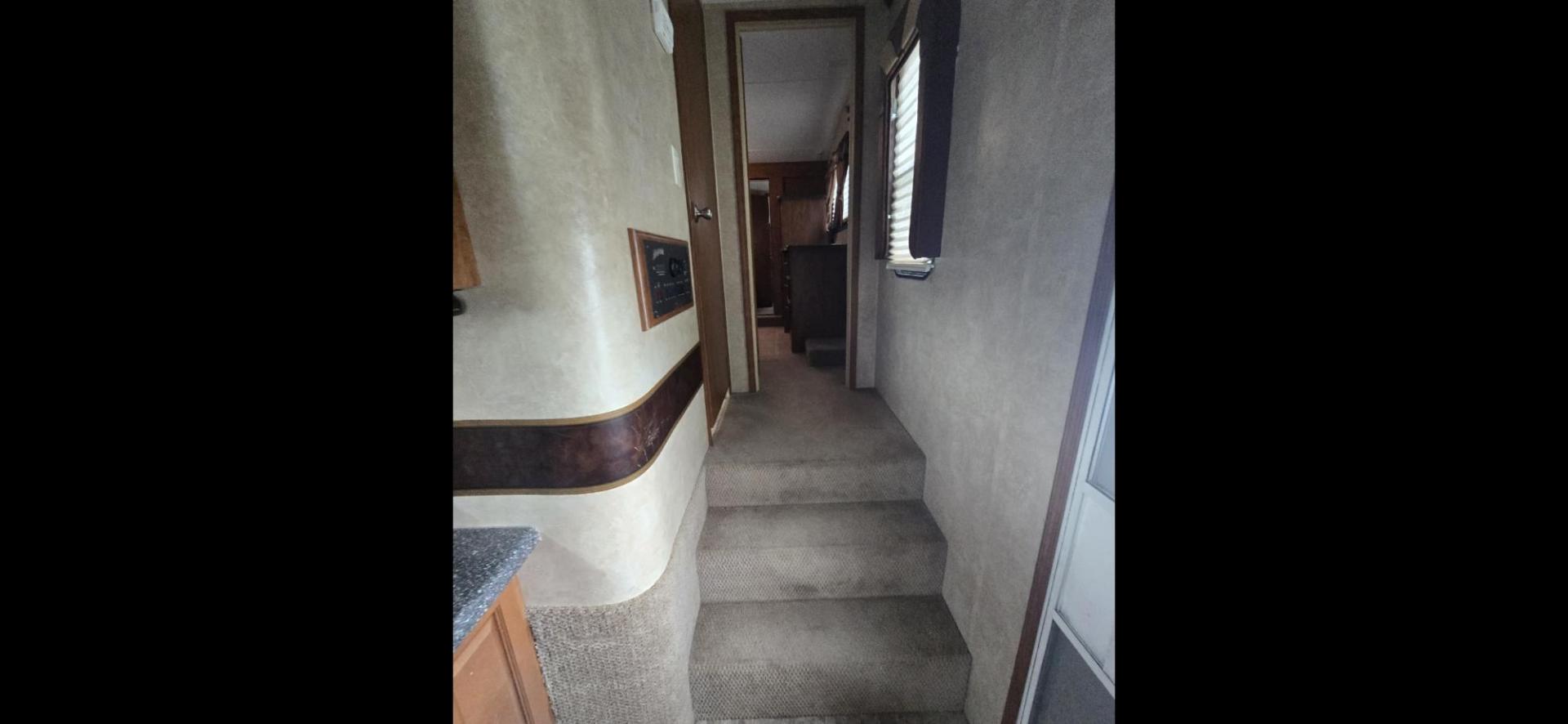 2010 White Keystone Raptor 3912 , located at 923 US HWY 87 E., Billings, MT, 59101, (406) 245-0456, 45.795788, -108.451881 - Photo#18