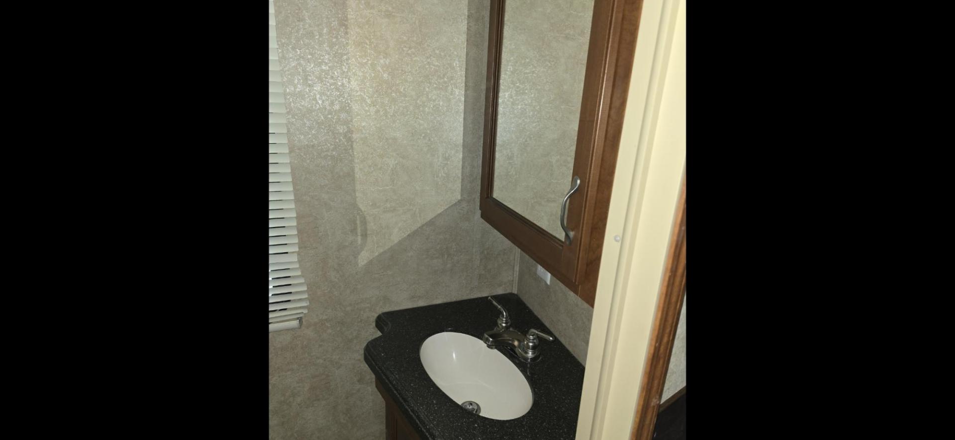 2010 White Keystone Raptor 3912 , located at 923 US HWY 87 E., Billings, MT, 59101, (406) 245-0456, 45.795788, -108.451881 - Photo#17