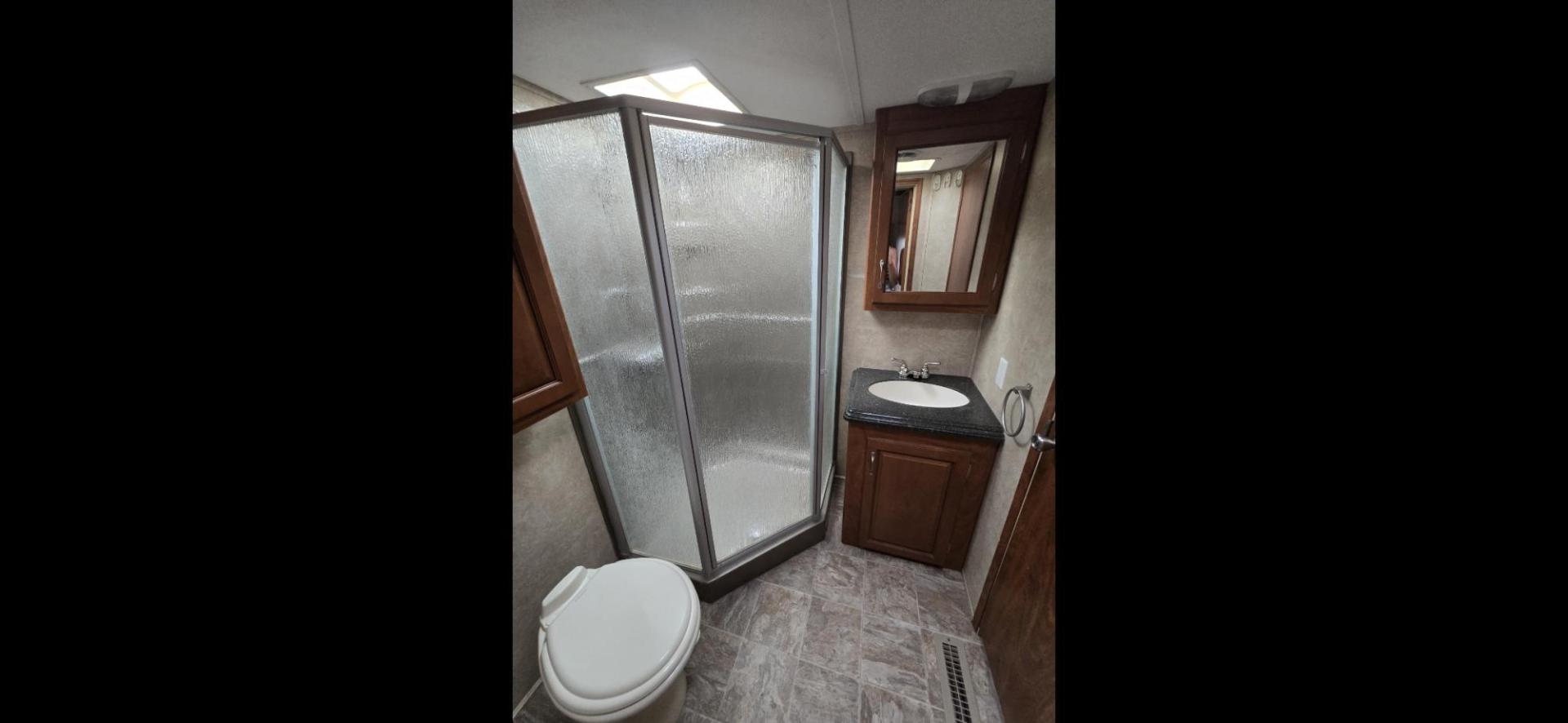 2010 White Keystone Raptor 3912 , located at 923 US HWY 87 E., Billings, MT, 59101, (406) 245-0456, 45.795788, -108.451881 - Photo#20