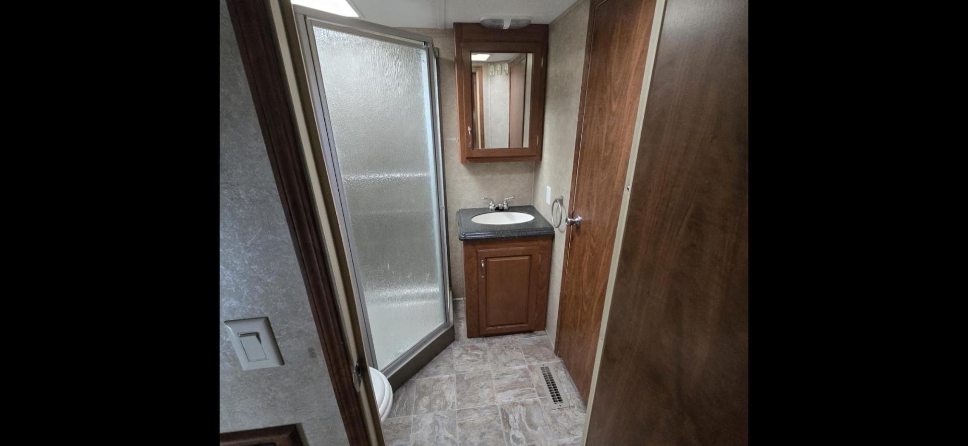 2010 White Keystone Raptor 3912 , located at 923 US HWY 87 E., Billings, MT, 59101, (406) 245-0456, 45.795788, -108.451881 - Photo#19