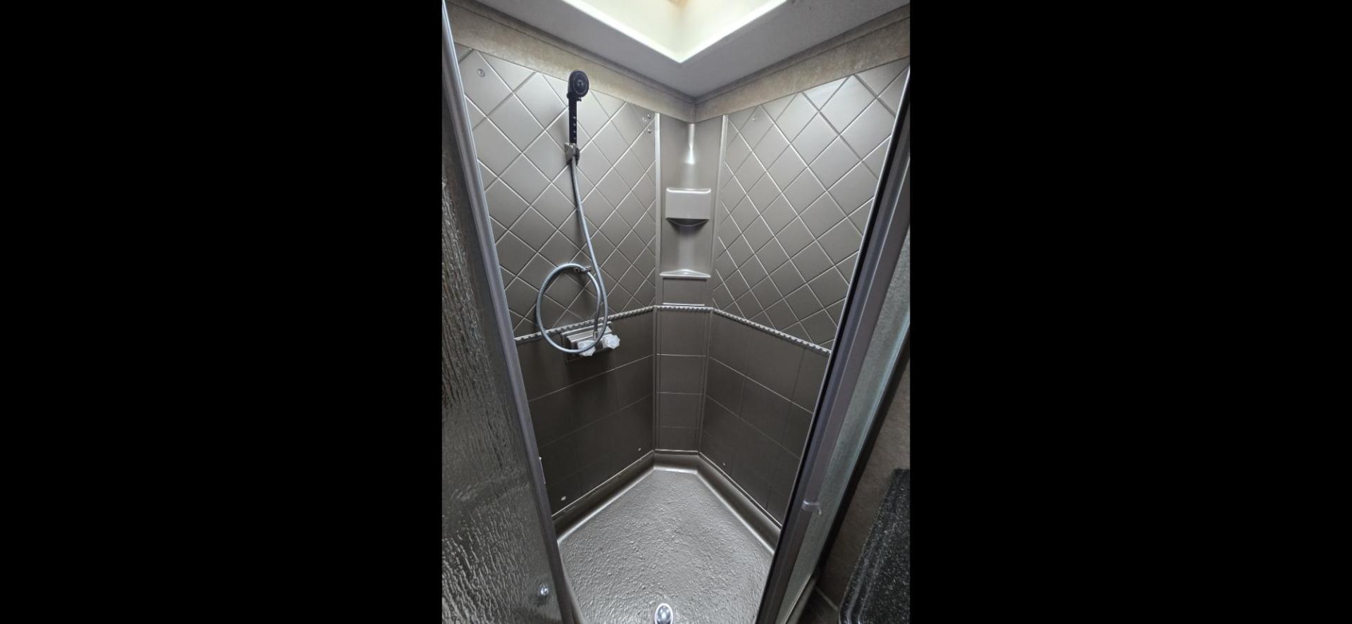 2010 White Keystone Raptor 3912 , located at 923 US HWY 87 E., Billings, MT, 59101, (406) 245-0456, 45.795788, -108.451881 - Photo#22