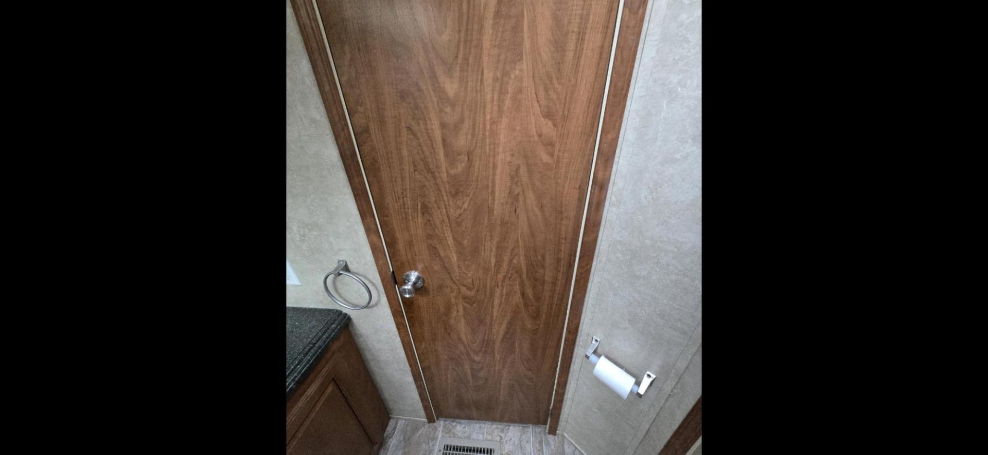 2010 White Keystone Raptor 3912 , located at 923 US HWY 87 E., Billings, MT, 59101, (406) 245-0456, 45.795788, -108.451881 - Photo#21