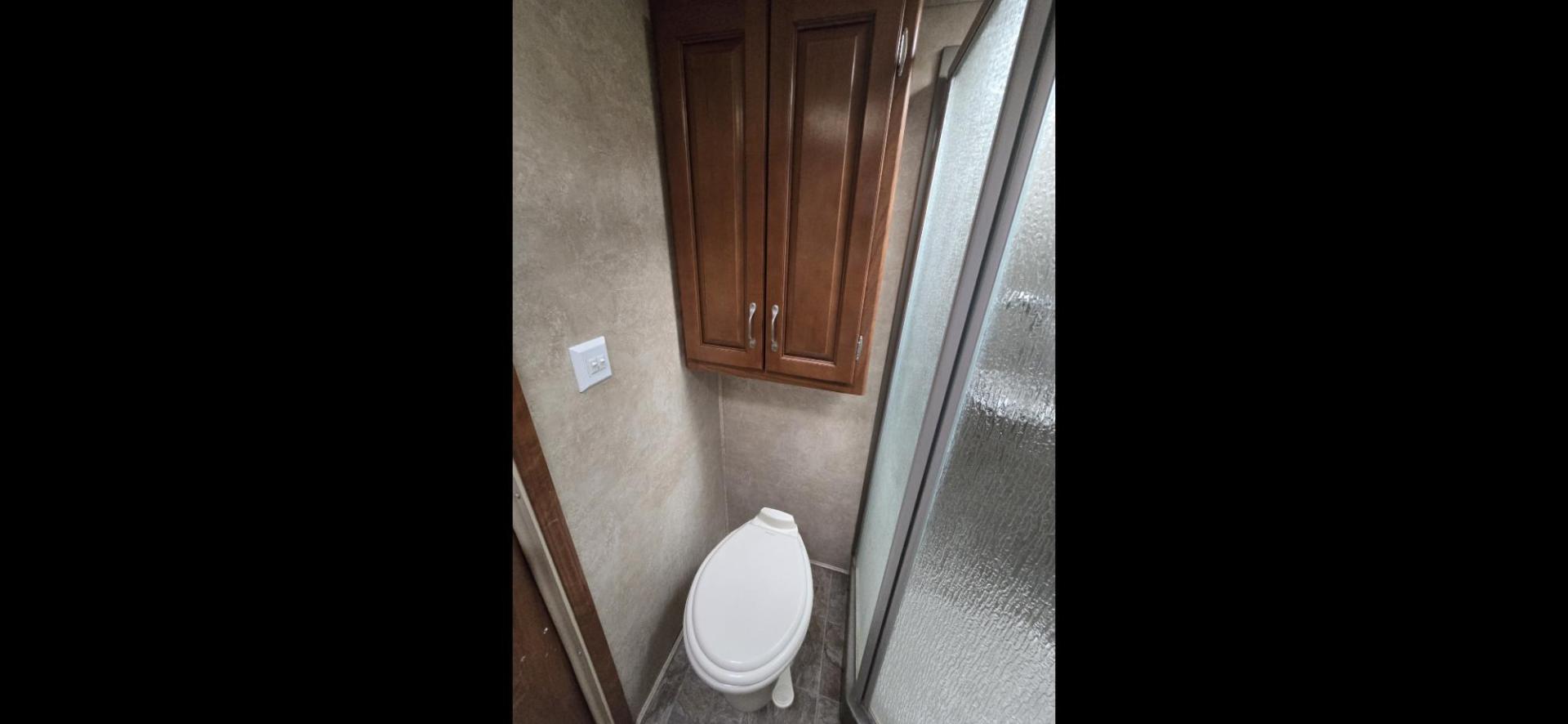 2010 White Keystone Raptor 3912 , located at 923 US HWY 87 E., Billings, MT, 59101, (406) 245-0456, 45.795788, -108.451881 - Photo#23