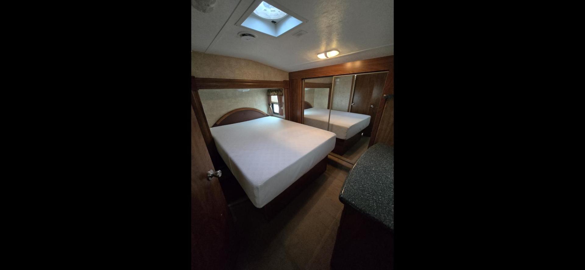 2010 White Keystone Raptor 3912 , located at 923 US HWY 87 E., Billings, MT, 59101, (406) 245-0456, 45.795788, -108.451881 - Photo#24