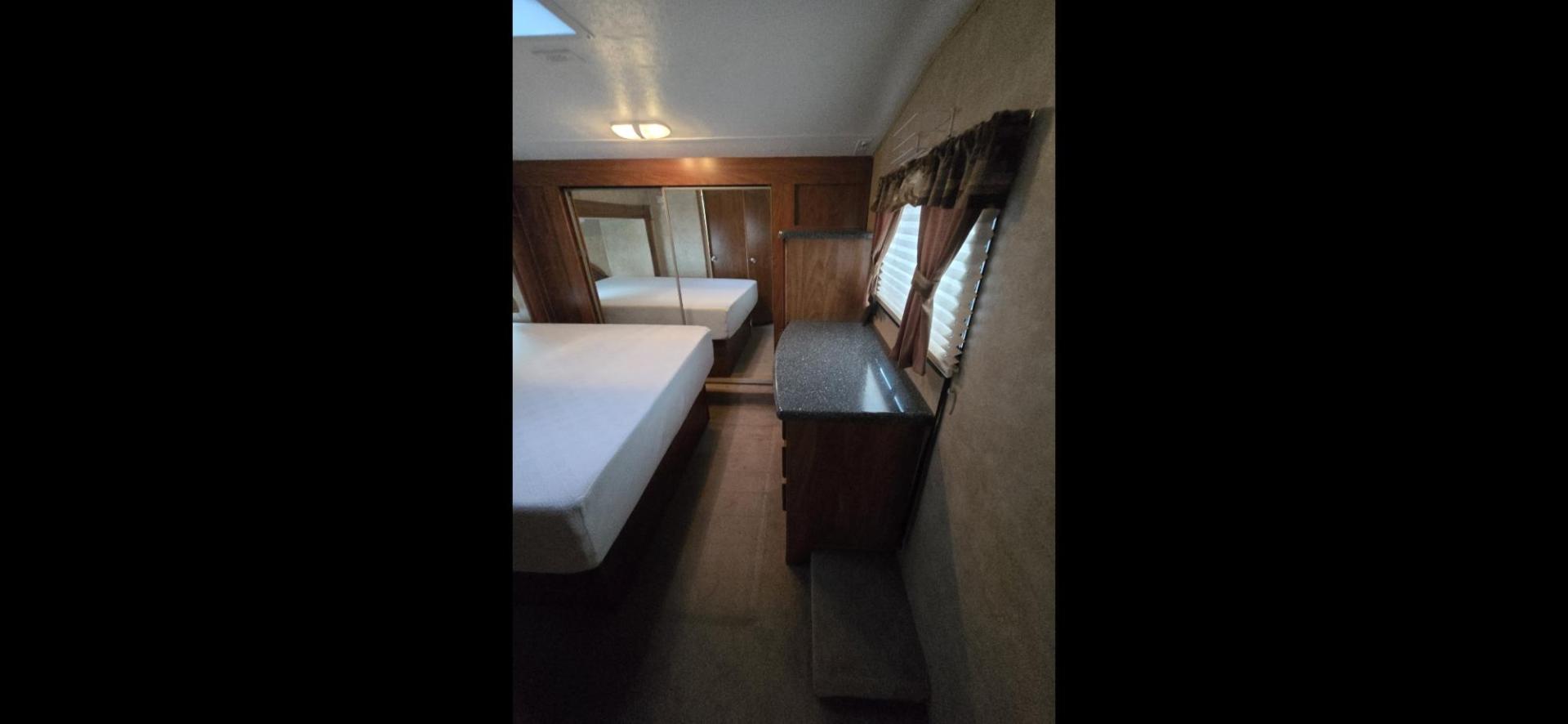 2010 White Keystone Raptor 3912 , located at 923 US HWY 87 E., Billings, MT, 59101, (406) 245-0456, 45.795788, -108.451881 - Photo#25