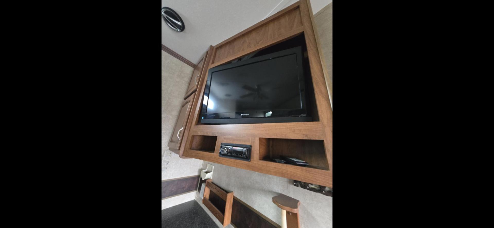 2010 White Keystone Raptor 3912 , located at 923 US HWY 87 E., Billings, MT, 59101, (406) 245-0456, 45.795788, -108.451881 - Photo#27