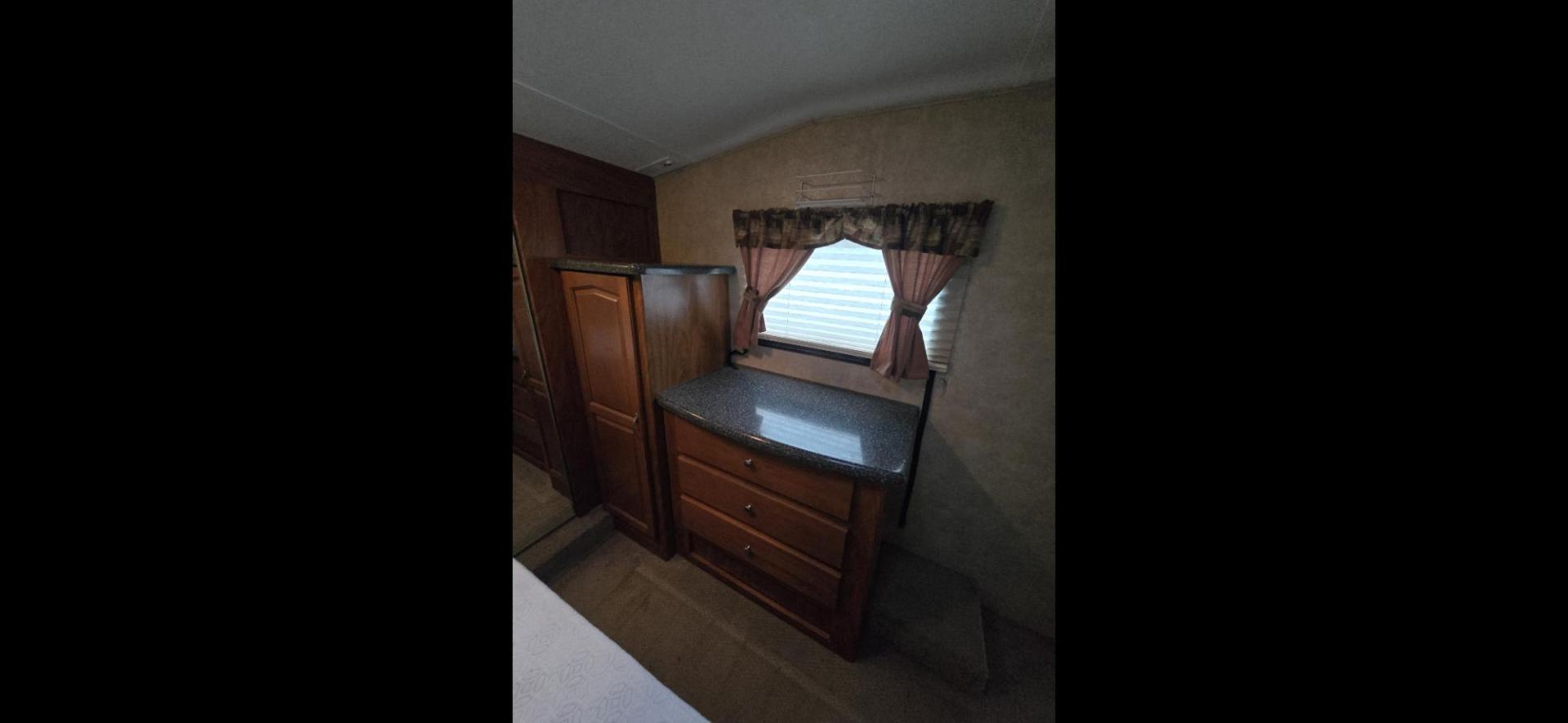 2010 White Keystone Raptor 3912 , located at 923 US HWY 87 E., Billings, MT, 59101, (406) 245-0456, 45.795788, -108.451881 - Photo#26