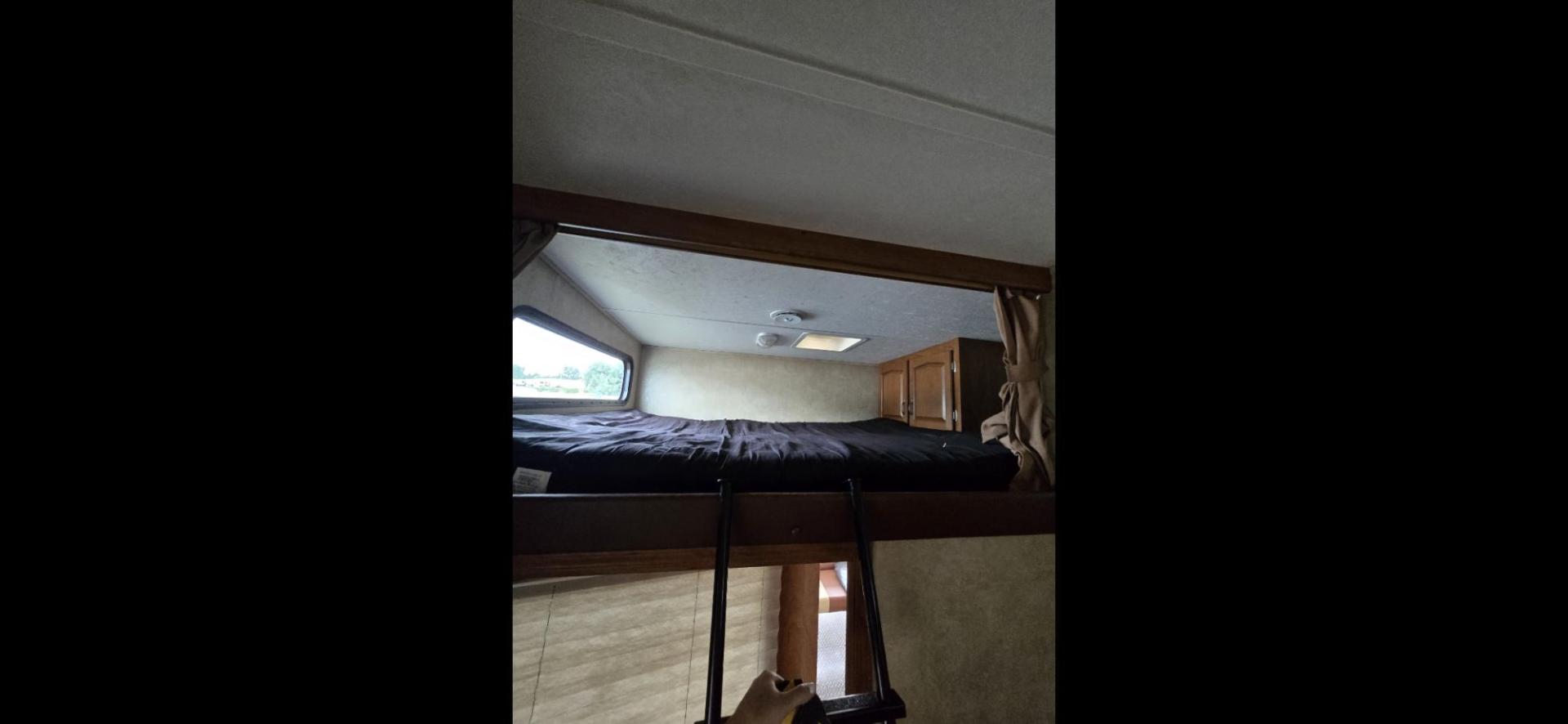 2010 White Keystone Raptor 3912 , located at 923 US HWY 87 E., Billings, MT, 59101, (406) 245-0456, 45.795788, -108.451881 - Photo#28