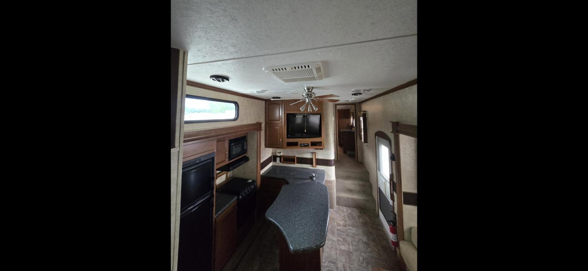 2010 White Keystone Raptor 3912 , located at 923 US HWY 87 E., Billings, MT, 59101, (406) 245-0456, 45.795788, -108.451881 - Photo#30
