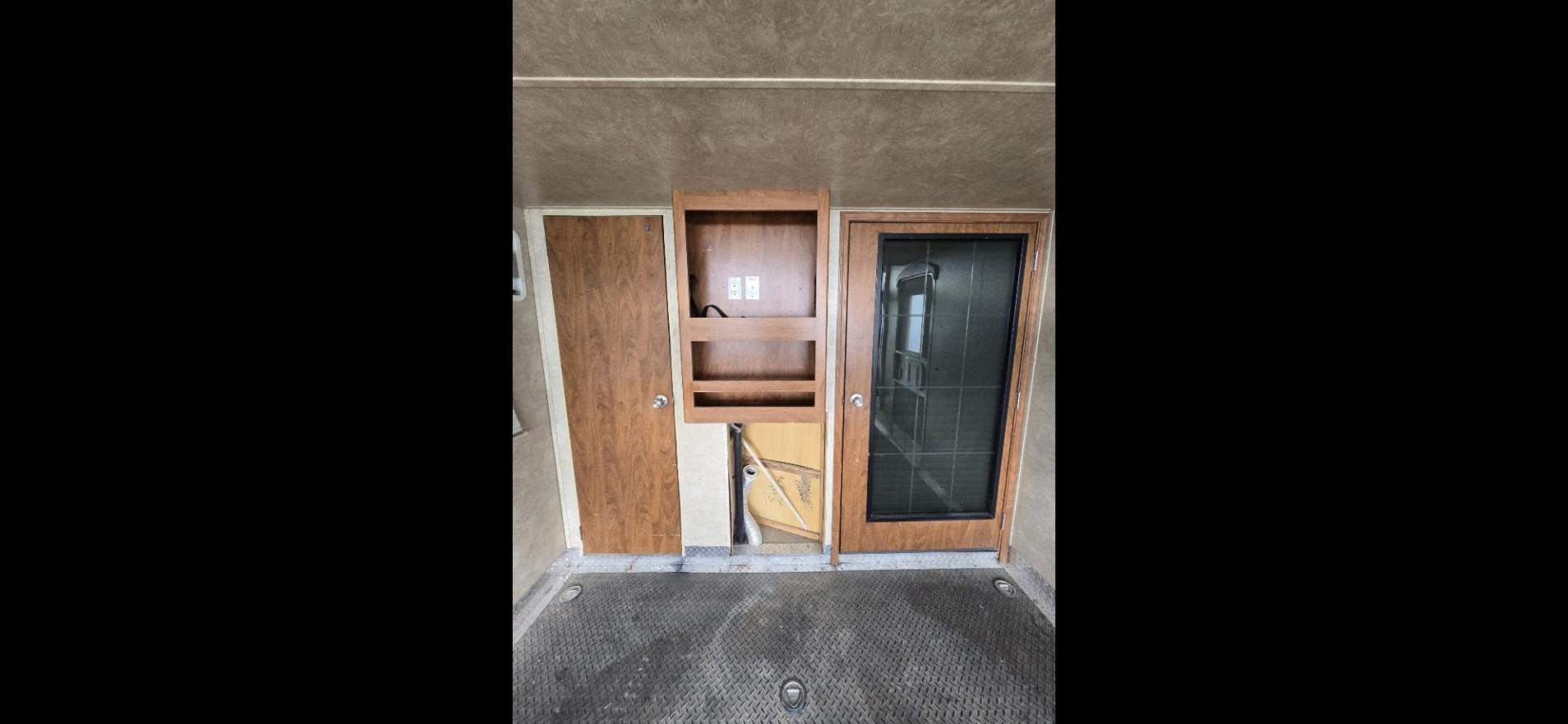 2010 White Keystone Raptor 3912 , located at 923 US HWY 87 E., Billings, MT, 59101, (406) 245-0456, 45.795788, -108.451881 - Photo#32