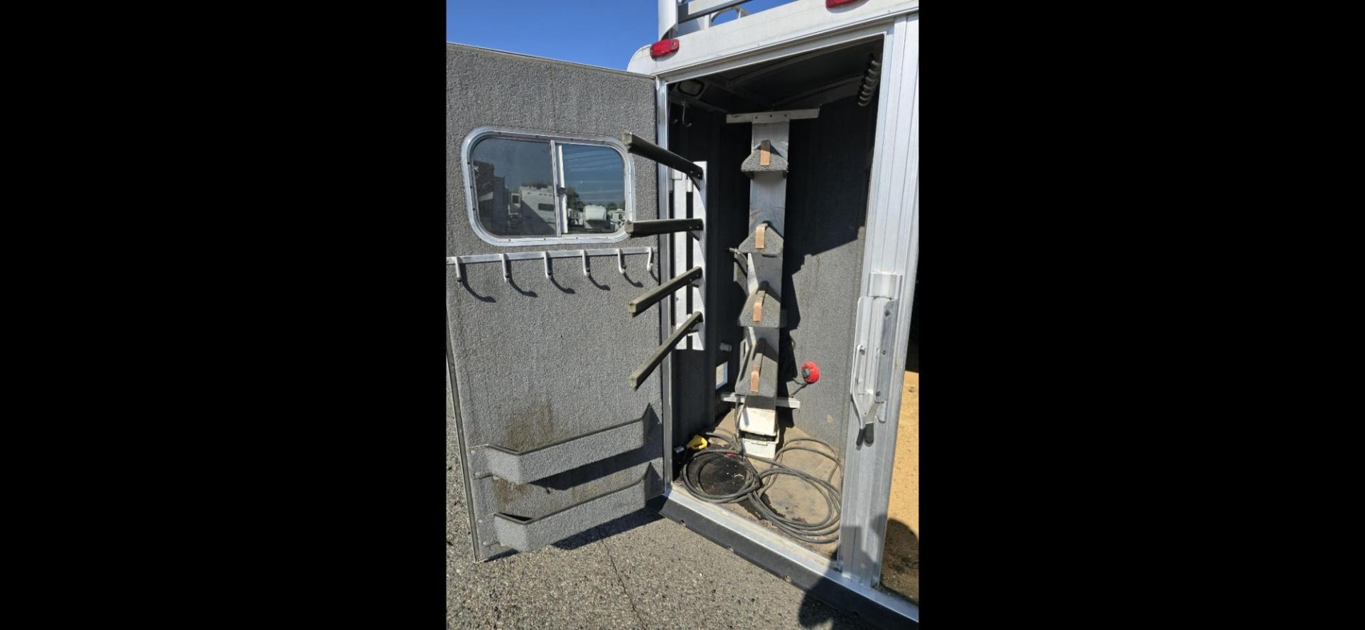 2004 Silver Elite 4 Horse LQ , located at 923 US HWY 87 E., Billings, MT, 59101, (406) 245-0456, 45.795788, -108.451881 - 2004 Elite 4 Horse LQ 2004 Elite 4 Horse w/LQ Located in Billings MT $35,900 This is a really nice trailer!! 4 Horse with 12' living quarters. Aluminum on aluminum, 4 Spot saddle rack, onan 5500 generator, hay rack, stud wall, Mangers w/ storage underneath, full bath shower toilet, a/c hot w - Photo#4