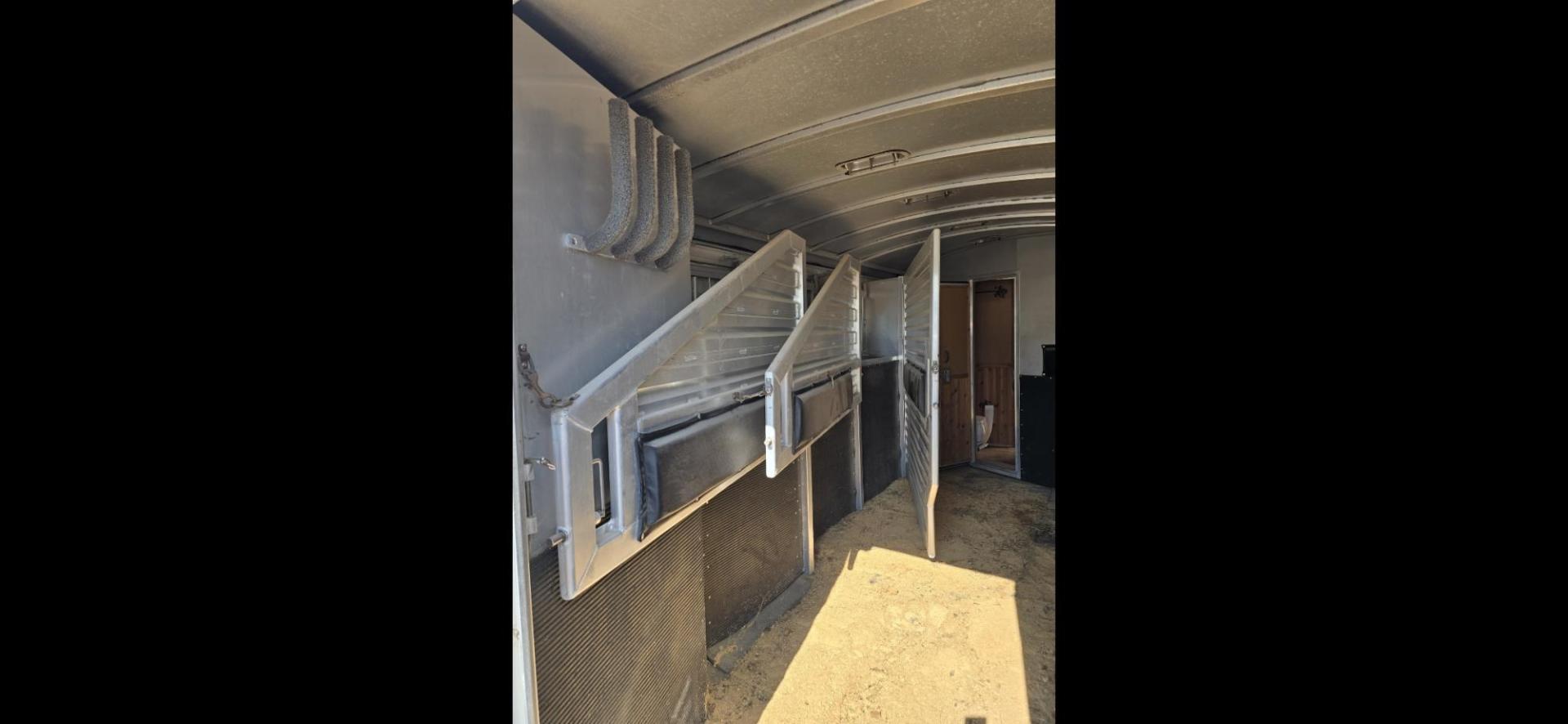 2004 Silver Elite 4 Horse LQ , located at 923 US HWY 87 E., Billings, MT, 59101, (406) 245-0456, 45.795788, -108.451881 - 2004 Elite 4 Horse LQ 2004 Elite 4 Horse w/LQ Located in Billings MT $35,900 This is a really nice trailer!! 4 Horse with 12' living quarters. Aluminum on aluminum, 4 Spot saddle rack, onan 5500 generator, hay rack, stud wall, Mangers w/ storage underneath, full bath shower toilet, a/c hot w - Photo#5