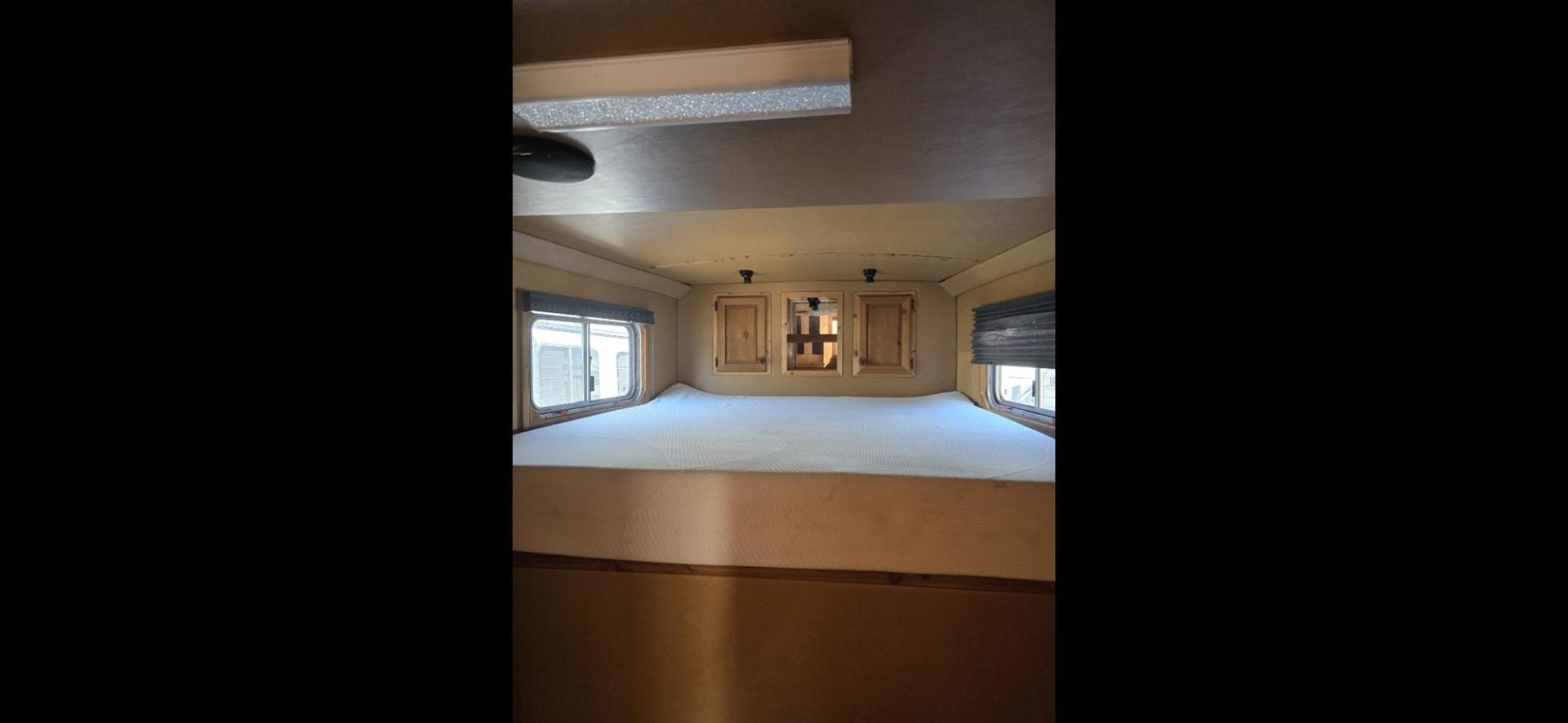 2004 Silver Elite 4 Horse LQ , located at 923 US HWY 87 E., Billings, MT, 59101, (406) 245-0456, 45.795788, -108.451881 - 2004 Elite 4 Horse LQ 2004 Elite 4 Horse w/LQ Located in Billings MT $35,900 This is a really nice trailer!! 4 Horse with 12' living quarters. Aluminum on aluminum, 4 Spot saddle rack, onan 5500 generator, hay rack, stud wall, Mangers w/ storage underneath, full bath shower toilet, a/c hot w - Photo#8
