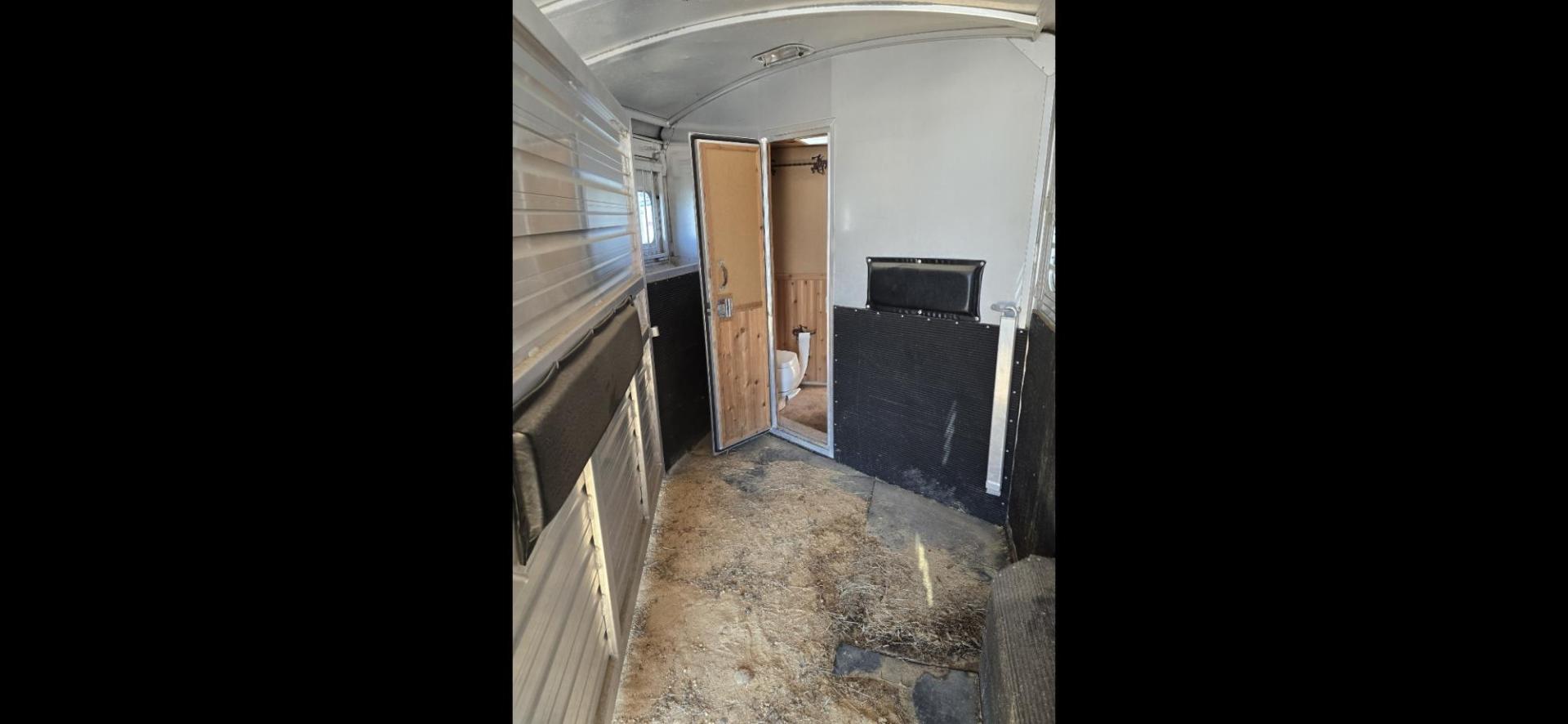2004 Silver Elite 4 Horse LQ , located at 923 US HWY 87 E., Billings, MT, 59101, (406) 245-0456, 45.795788, -108.451881 - 2004 Elite 4 Horse LQ 2004 Elite 4 Horse w/LQ Located in Billings MT $35,900 This is a really nice trailer!! 4 Horse with 12' living quarters. Aluminum on aluminum, 4 Spot saddle rack, onan 5500 generator, hay rack, stud wall, Mangers w/ storage underneath, full bath shower toilet, a/c hot w - Photo#7