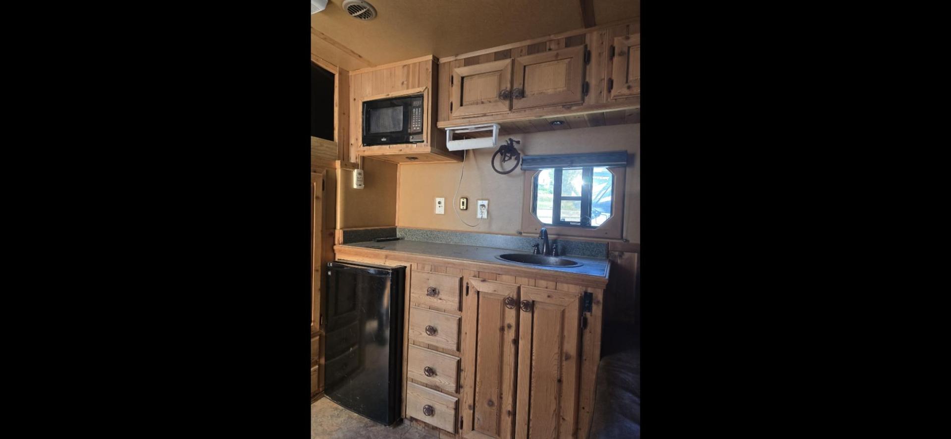 2004 Silver Elite 4 Horse LQ , located at 923 US HWY 87 E., Billings, MT, 59101, (406) 245-0456, 45.795788, -108.451881 - 2004 Elite 4 Horse LQ 2004 Elite 4 Horse w/LQ Located in Billings MT $35,900 This is a really nice trailer!! 4 Horse with 12' living quarters. Aluminum on aluminum, 4 Spot saddle rack, onan 5500 generator, hay rack, stud wall, Mangers w/ storage underneath, full bath shower toilet, a/c hot w - Photo#9