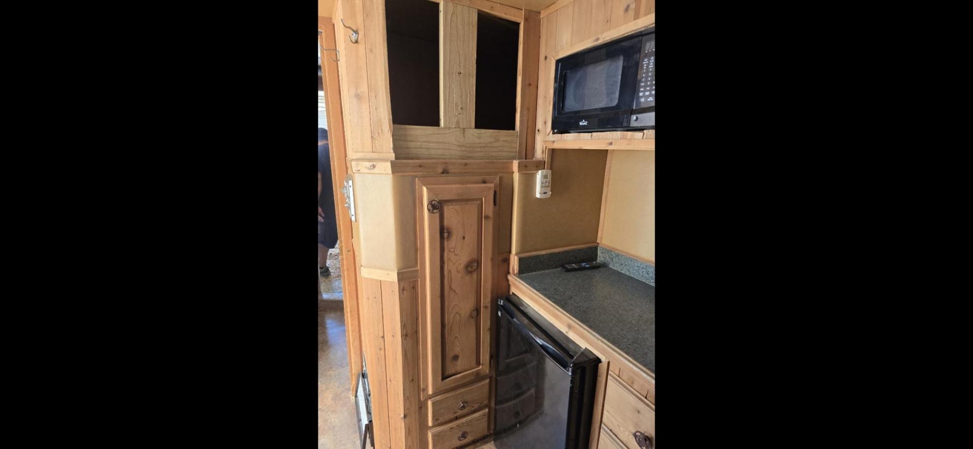 2004 Silver Elite 4 Horse LQ , located at 923 US HWY 87 E., Billings, MT, 59101, (406) 245-0456, 45.795788, -108.451881 - 2004 Elite 4 Horse LQ 2004 Elite 4 Horse w/LQ Located in Billings MT $35,900 This is a really nice trailer!! 4 Horse with 12' living quarters. Aluminum on aluminum, 4 Spot saddle rack, onan 5500 generator, hay rack, stud wall, Mangers w/ storage underneath, full bath shower toilet, a/c hot w - Photo#10