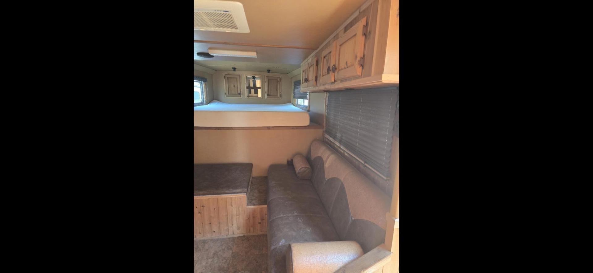 2004 Silver Elite 4 Horse LQ , located at 923 US HWY 87 E., Billings, MT, 59101, (406) 245-0456, 45.795788, -108.451881 - 2004 Elite 4 Horse LQ 2004 Elite 4 Horse w/LQ Located in Billings MT $35,900 This is a really nice trailer!! 4 Horse with 12' living quarters. Aluminum on aluminum, 4 Spot saddle rack, onan 5500 generator, hay rack, stud wall, Mangers w/ storage underneath, full bath shower toilet, a/c hot w - Photo#11