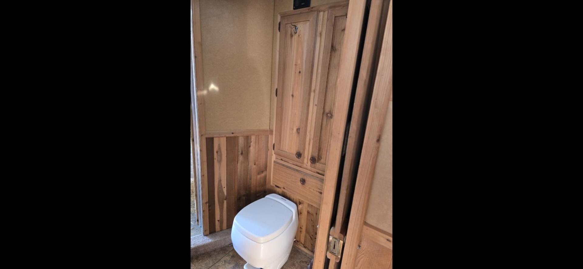 2004 Silver Elite 4 Horse LQ , located at 923 US HWY 87 E., Billings, MT, 59101, (406) 245-0456, 45.795788, -108.451881 - 2004 Elite 4 Horse LQ 2004 Elite 4 Horse w/LQ Located in Billings MT $35,900 This is a really nice trailer!! 4 Horse with 12' living quarters. Aluminum on aluminum, 4 Spot saddle rack, onan 5500 generator, hay rack, stud wall, Mangers w/ storage underneath, full bath shower toilet, a/c hot w - Photo#13