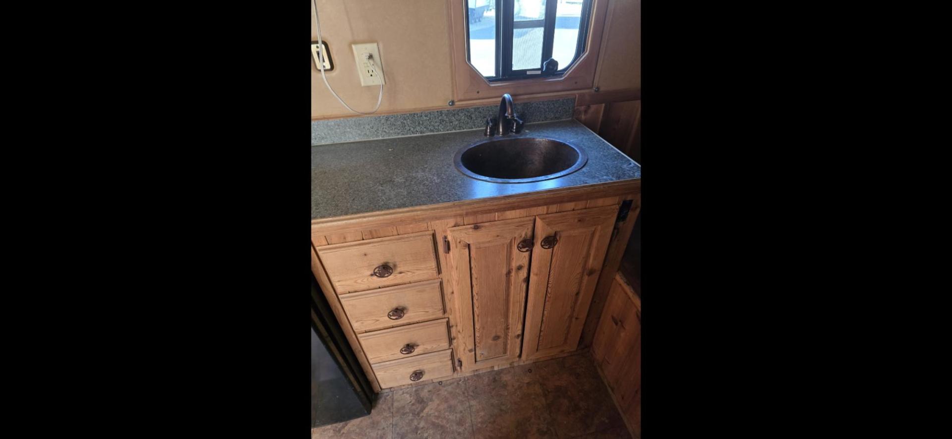 2004 Silver Elite 4 Horse LQ , located at 923 US HWY 87 E., Billings, MT, 59101, (406) 245-0456, 45.795788, -108.451881 - 2004 Elite 4 Horse LQ 2004 Elite 4 Horse w/LQ Located in Billings MT $35,900 This is a really nice trailer!! 4 Horse with 12' living quarters. Aluminum on aluminum, 4 Spot saddle rack, onan 5500 generator, hay rack, stud wall, Mangers w/ storage underneath, full bath shower toilet, a/c hot w - Photo#16