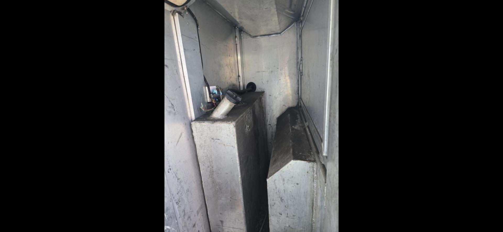 2004 Silver Elite 4 Horse LQ , located at 923 US HWY 87 E., Billings, MT, 59101, (406) 245-0456, 45.795788, -108.451881 - 2004 Elite 4 Horse LQ 2004 Elite 4 Horse w/LQ Located in Billings MT $35,900 This is a really nice trailer!! 4 Horse with 12' living quarters. Aluminum on aluminum, 4 Spot saddle rack, onan 5500 generator, hay rack, stud wall, Mangers w/ storage underneath, full bath shower toilet, a/c hot w - Photo#19
