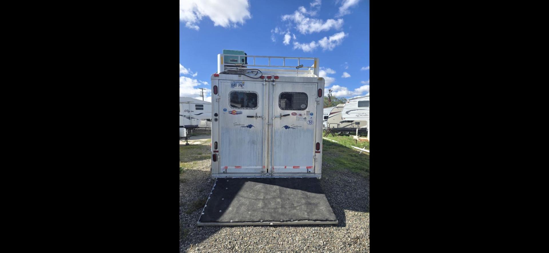 1998 White Sundowner Sunlite , located at 923 US HWY 87 E., Billings, MT, 59101, (406) 245-0456, 45.795788, -108.451881 - Photo#2