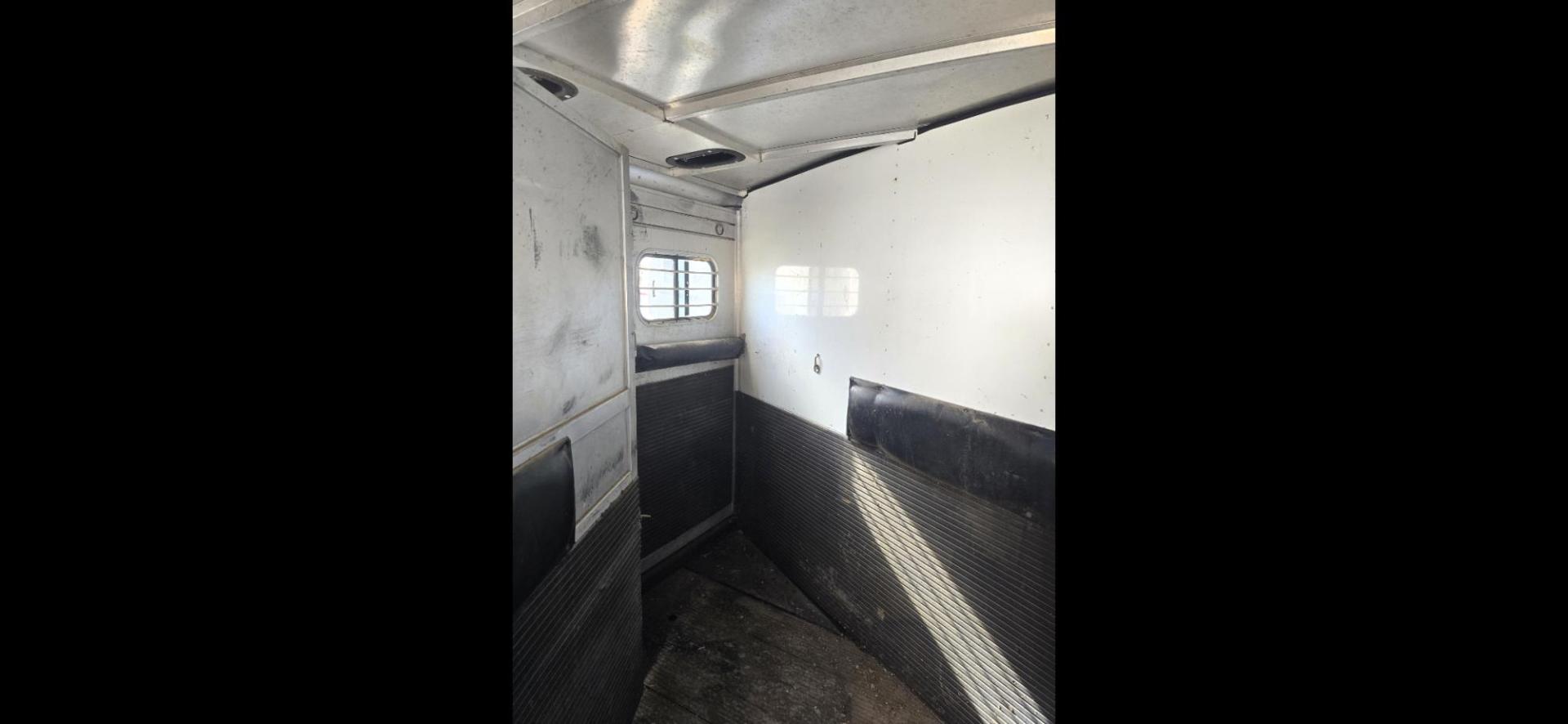 1998 White Sundowner Sunlite , located at 923 US HWY 87 E., Billings, MT, 59101, (406) 245-0456, 45.795788, -108.451881 - Photo#8