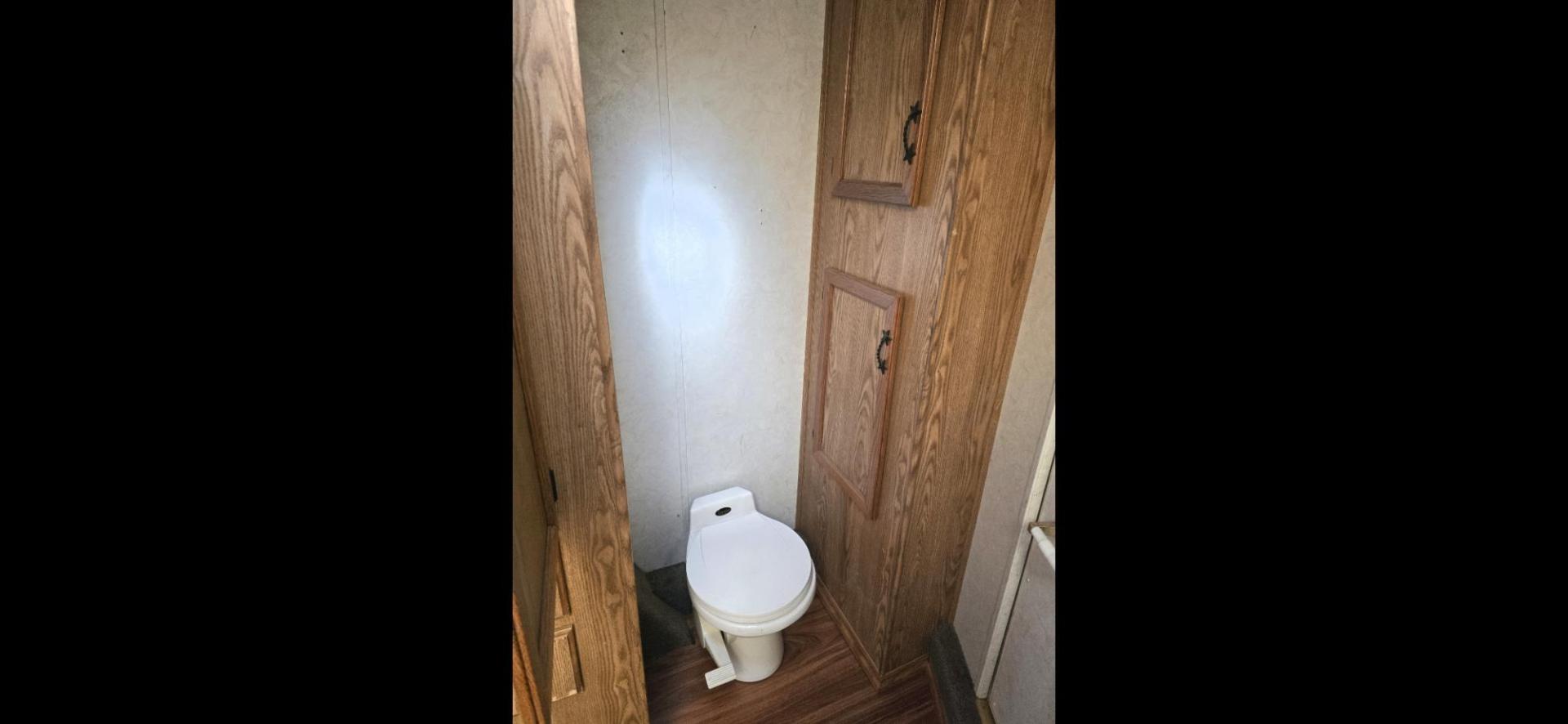 1998 White Sundowner Sunlite , located at 923 US HWY 87 E., Billings, MT, 59101, (406) 245-0456, 45.795788, -108.451881 - Photo#13