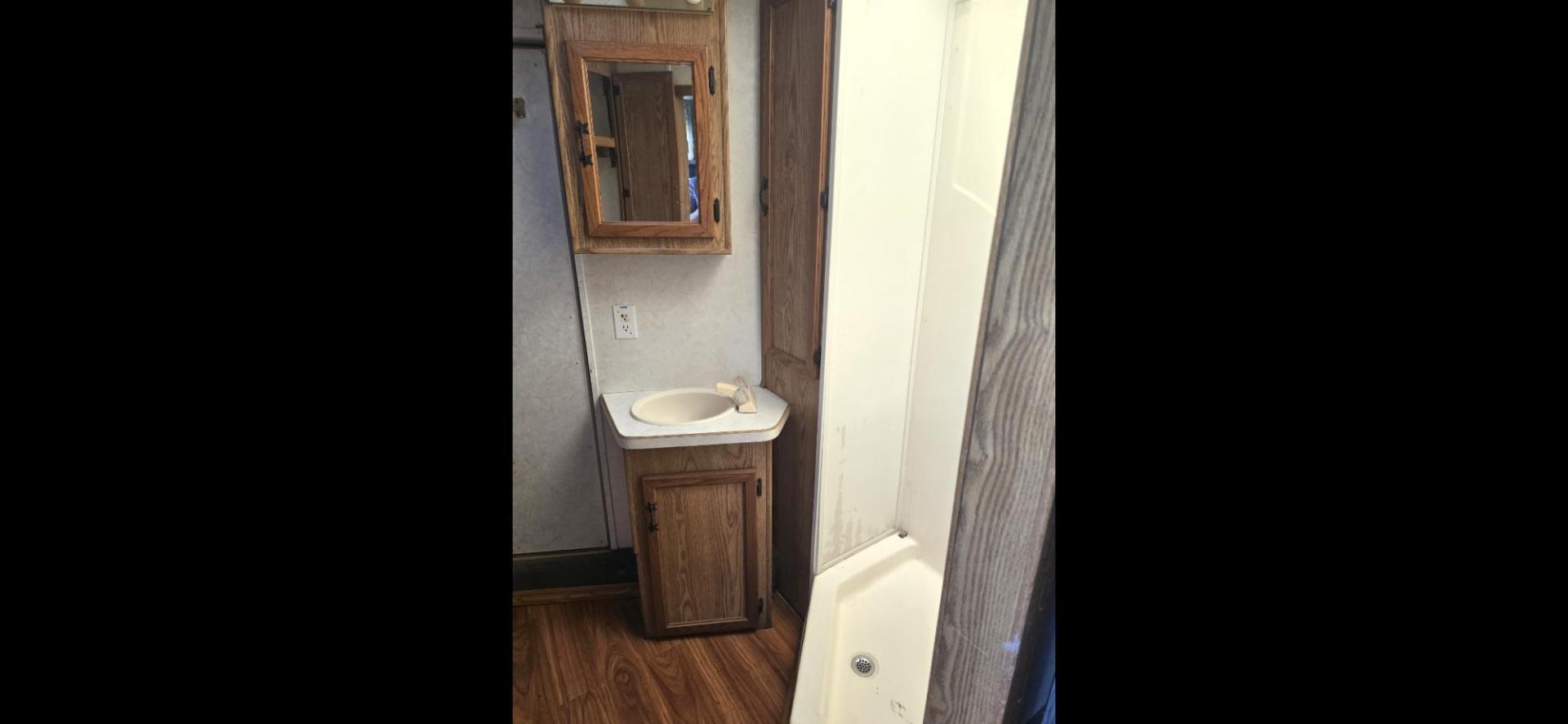1998 White Sundowner Sunlite , located at 923 US HWY 87 E., Billings, MT, 59101, (406) 245-0456, 45.795788, -108.451881 - Photo#14