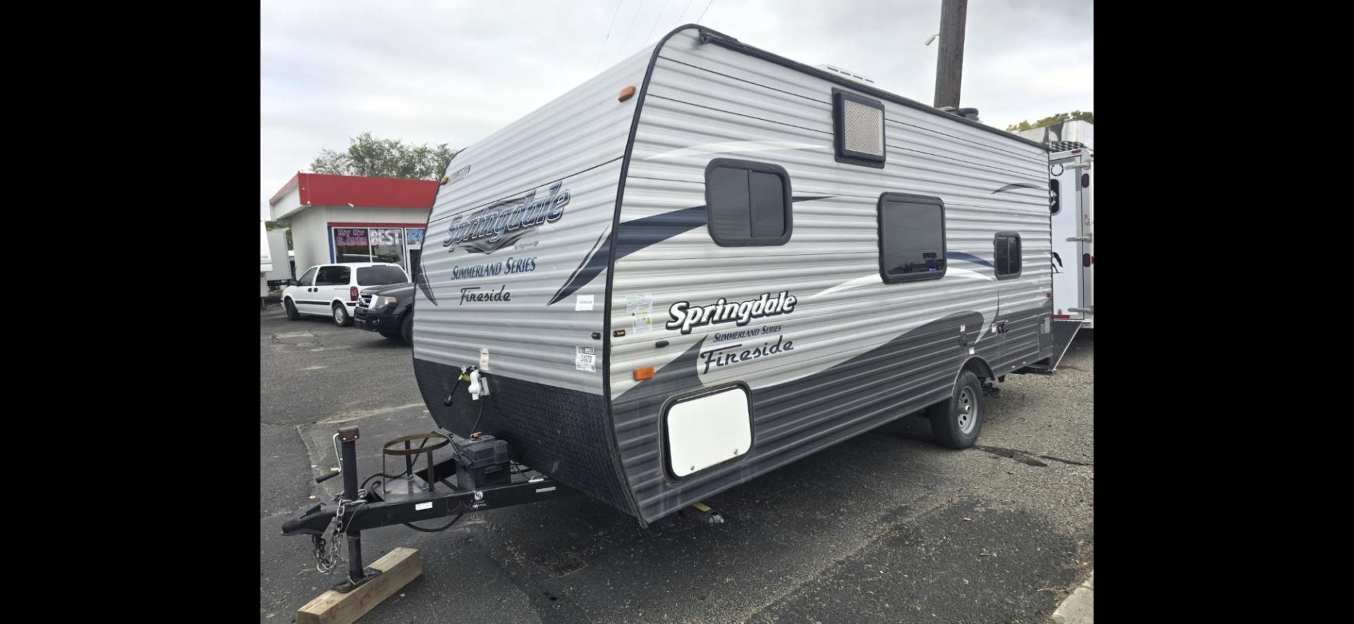 2017 Grey Keystone Springdale Fireside , located at 923 US HWY 87 E., Billings, MT, 59101, (406) 245-0456, 45.795788, -108.451881 - 2017 Keystone Sprinter READY TO HUNT 20017 Springdale 1800BH travel trailer. Half ton towable.Dry weight 3195 lbs. Front queen bed, rear double bunks, dinette makes into a bed. Could sleep six. Full bath, shower toilet, outside stereo, a/c, hot water, furnace. Light hail. WE CERTIFY OUR USED TR - Photo#2
