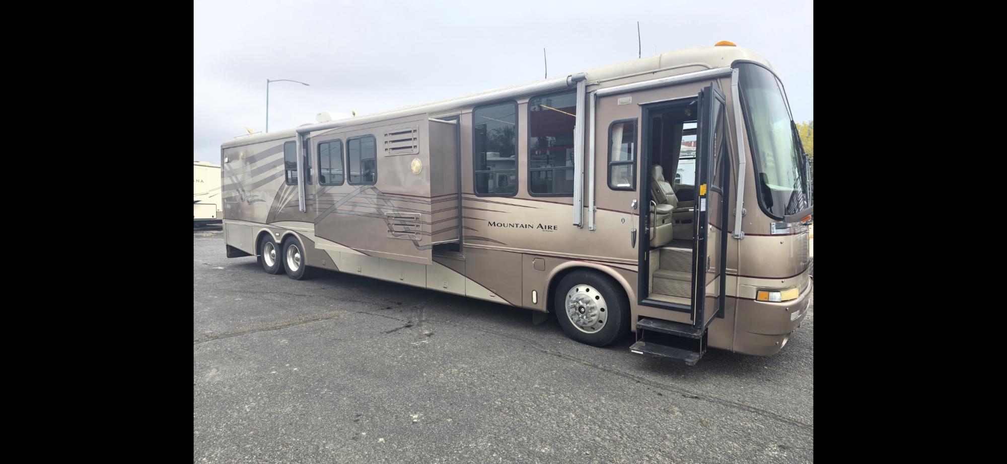 photo of 2002 Newmar Mountain Aire diesel pusher w/3 slides