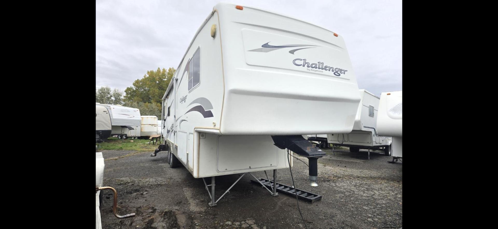 2004 White Keystone Challenger , located at 923 US HWY 87 E., Billings, MT, 59101, (406) 245-0456, 45.795788, -108.451881 - 2004 Keystone Challenger Very nice 29' 5th wheel with 2 slides. Front queen bed with huge front wardrobe closet. Couch makes into bed and could sleep 4.Full four season, a/c, hot water, furnace, oak cabinets, full awning.. Model 29RLB. WE CERTIFY OUR USED TRAILERS. John at 406 208 0659. - Photo#0