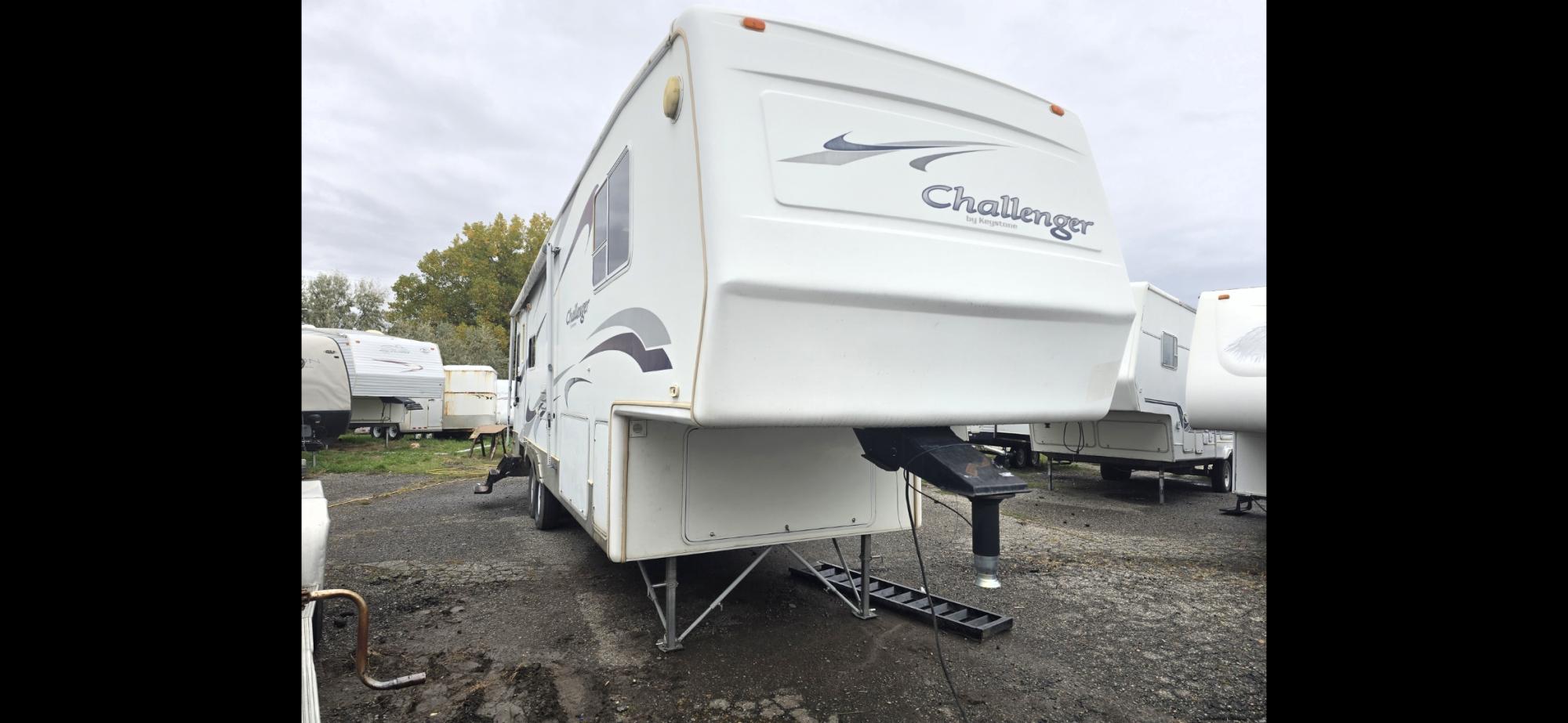 photo of 2004 Challenger 29' 2 slides 5th wheel