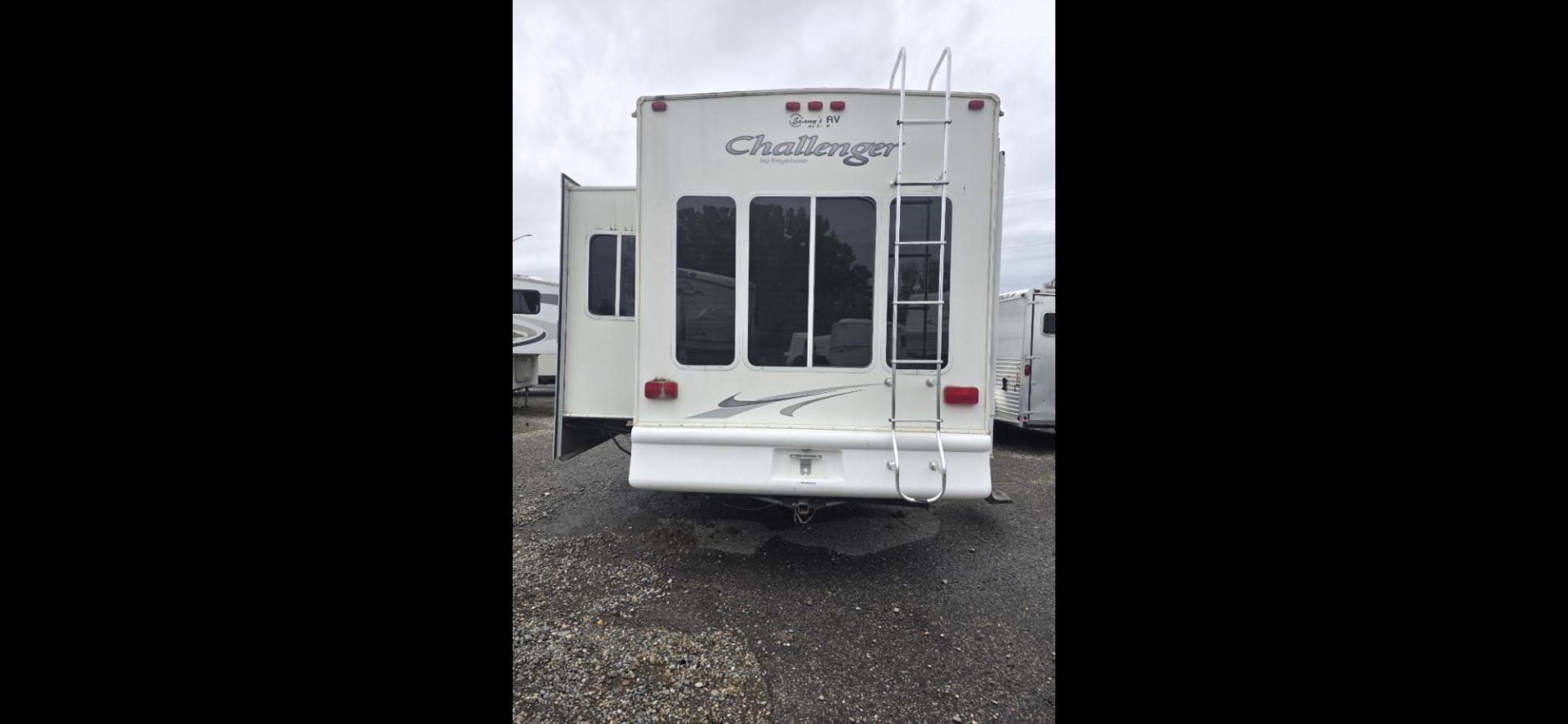 2004 White Keystone Challenger , located at 923 US HWY 87 E., Billings, MT, 59101, (406) 245-0456, 45.795788, -108.451881 - 2004 Keystone Challenger Very nice 29' 5th wheel with 2 slides. Front queen bed with huge front wardrobe closet. Couch makes into bed and could sleep 4.Full four season, a/c, hot water, furnace, oak cabinets, full awning.. Model 29RLB. WE CERTIFY OUR USED TRAILERS. John at 406 208 0659. - Photo#2