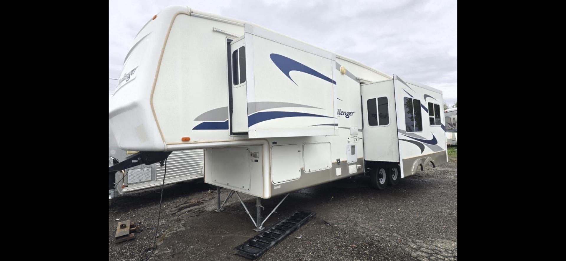 2004 White Keystone Challenger , located at 923 US HWY 87 E., Billings, MT, 59101, (406) 245-0456, 45.795788, -108.451881 - 2004 Keystone Challenger Very nice 29' 5th wheel with 2 slides. Front queen bed with huge front wardrobe closet. Couch makes into bed and could sleep 4.Full four season, a/c, hot water, furnace, oak cabinets, full awning.. Model 29RLB. WE CERTIFY OUR USED TRAILERS. John at 406 208 0659. - Photo#1