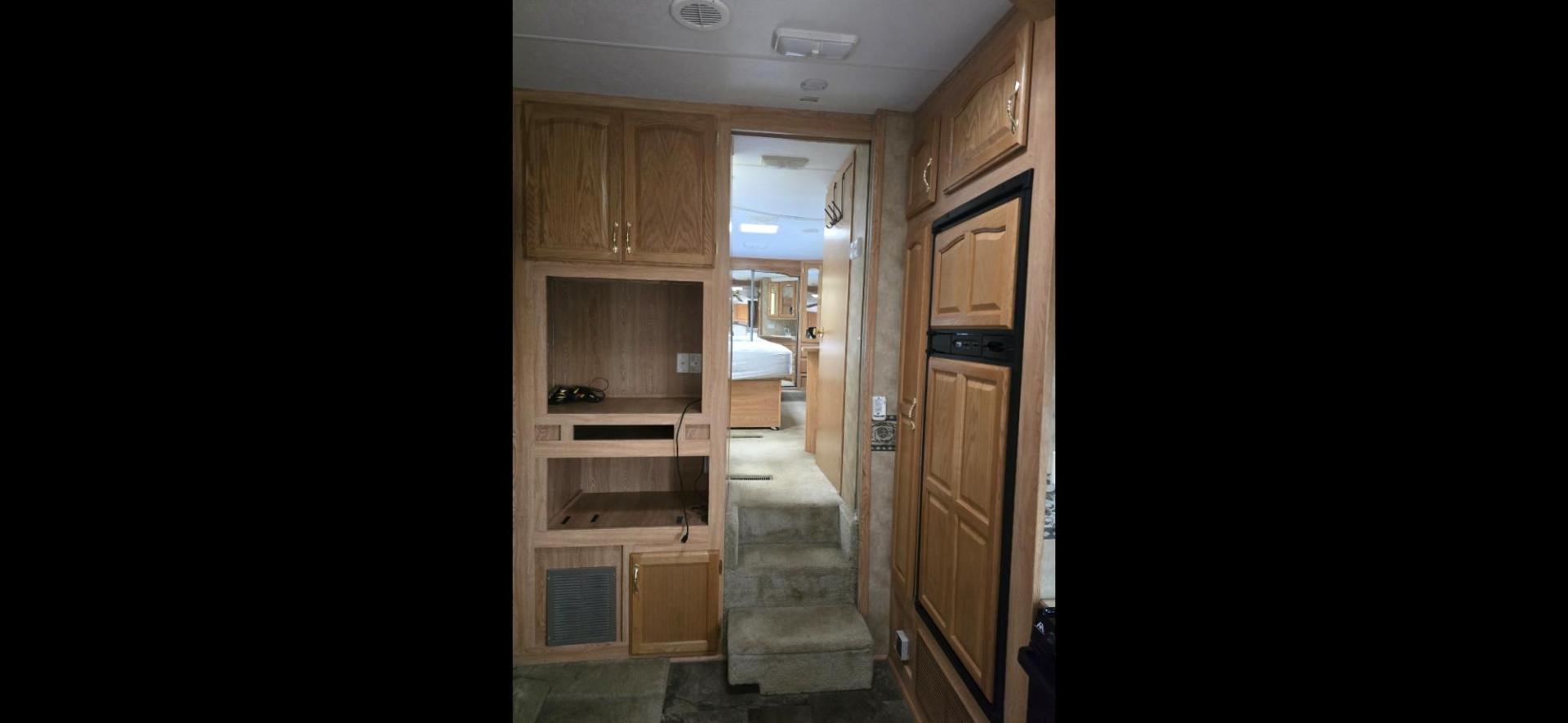 2004 White Keystone Challenger , located at 923 US HWY 87 E., Billings, MT, 59101, (406) 245-0456, 45.795788, -108.451881 - 2004 Keystone Challenger Very nice 29' 5th wheel with 2 slides. Front queen bed with huge front wardrobe closet. Couch makes into bed and could sleep 4.Full four season, a/c, hot water, furnace, oak cabinets, full awning.. Model 29RLB. WE CERTIFY OUR USED TRAILERS. John at 406 208 0659. - Photo#5