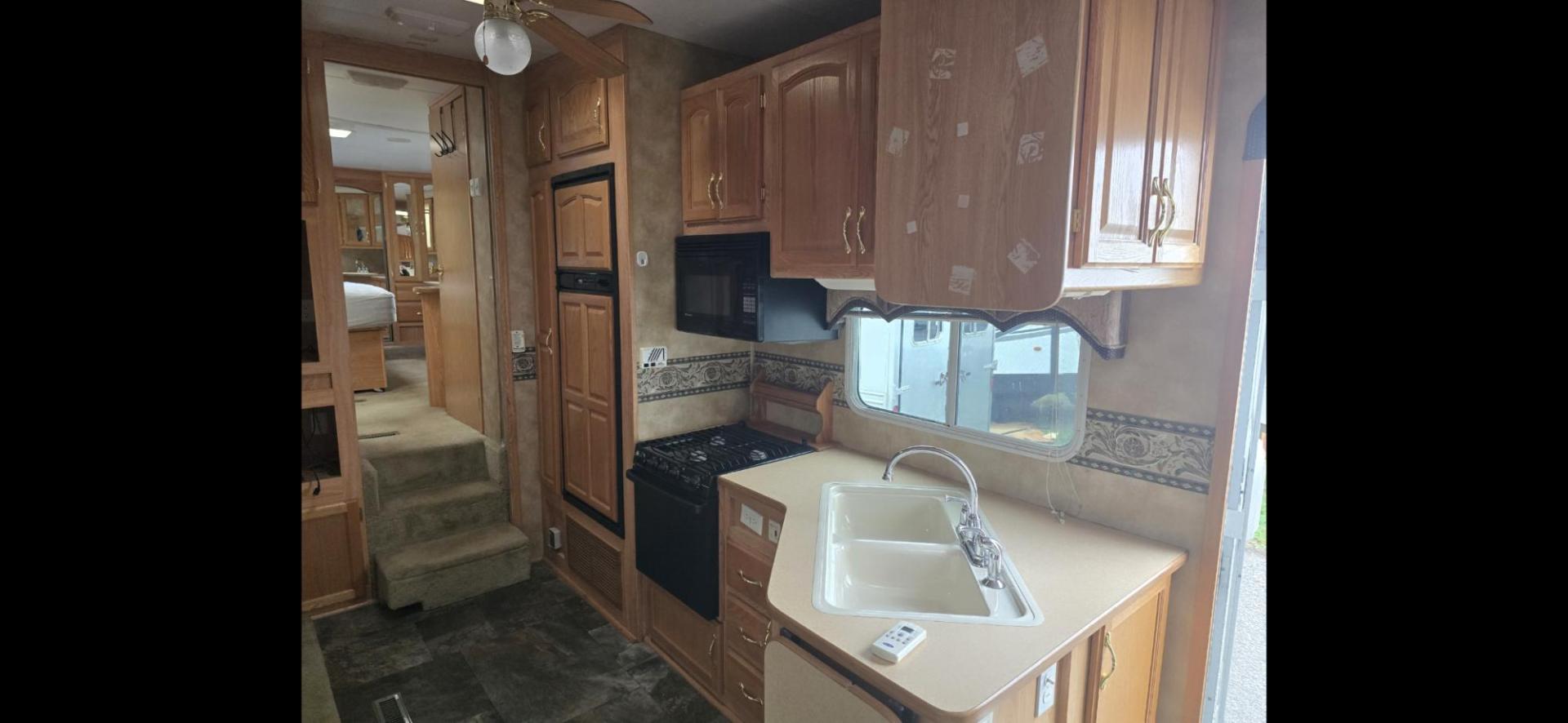 2004 White Keystone Challenger , located at 923 US HWY 87 E., Billings, MT, 59101, (406) 245-0456, 45.795788, -108.451881 - 2004 Keystone Challenger Very nice 29' 5th wheel with 2 slides. Front queen bed with huge front wardrobe closet. Couch makes into bed and could sleep 4.Full four season, a/c, hot water, furnace, oak cabinets, full awning.. Model 29RLB. WE CERTIFY OUR USED TRAILERS. John at 406 208 0659. - Photo#4