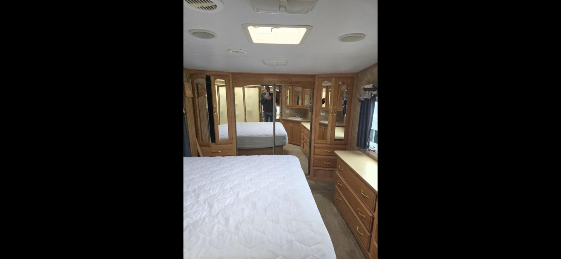 2004 White Keystone Challenger , located at 923 US HWY 87 E., Billings, MT, 59101, (406) 245-0456, 45.795788, -108.451881 - 2004 Keystone Challenger Very nice 29' 5th wheel with 2 slides. Front queen bed with huge front wardrobe closet. Couch makes into bed and could sleep 4.Full four season, a/c, hot water, furnace, oak cabinets, full awning.. Model 29RLB. WE CERTIFY OUR USED TRAILERS. John at 406 208 0659. - Photo#6