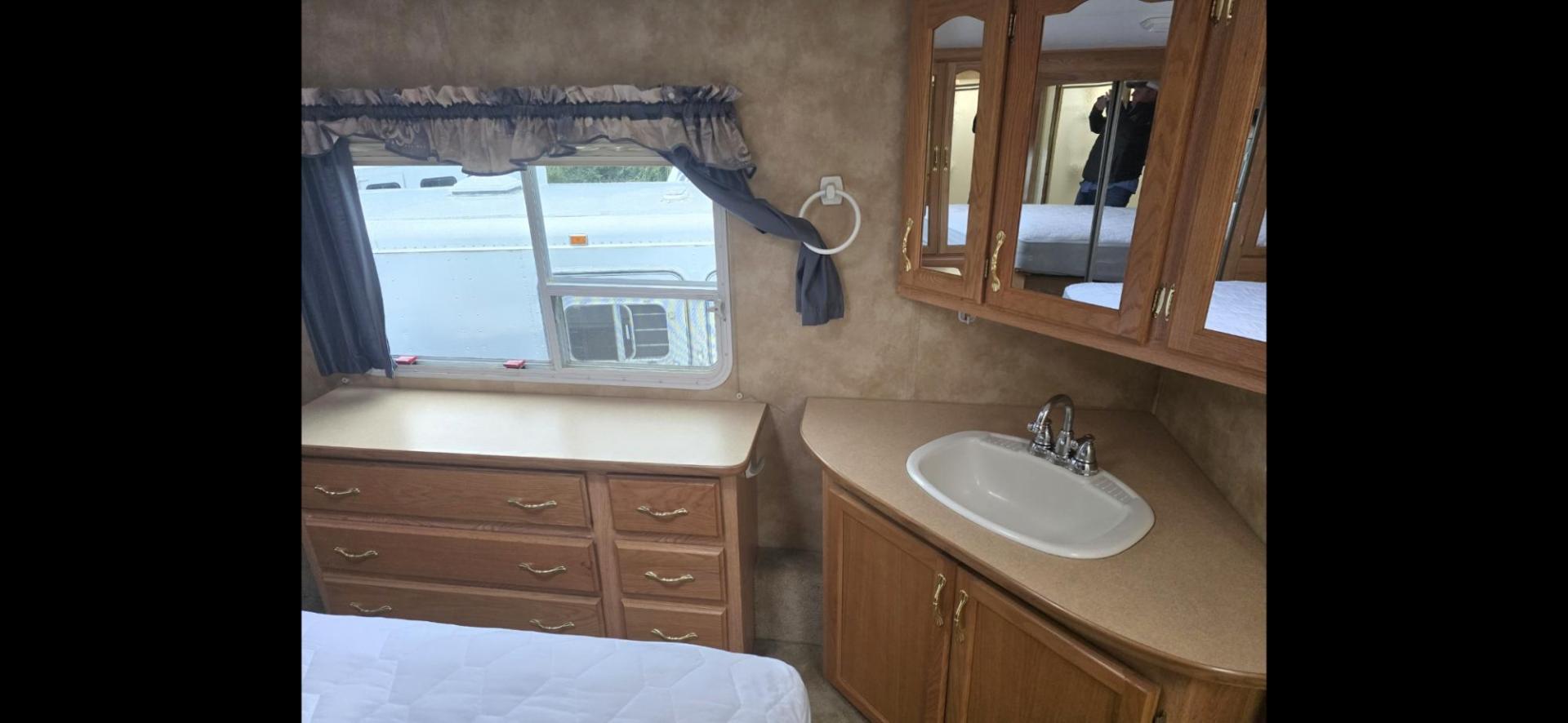 2004 White Keystone Challenger , located at 923 US HWY 87 E., Billings, MT, 59101, (406) 245-0456, 45.795788, -108.451881 - 2004 Keystone Challenger Very nice 29' 5th wheel with 2 slides. Front queen bed with huge front wardrobe closet. Couch makes into bed and could sleep 4.Full four season, a/c, hot water, furnace, oak cabinets, full awning.. Model 29RLB. WE CERTIFY OUR USED TRAILERS. John at 406 208 0659. - Photo#7