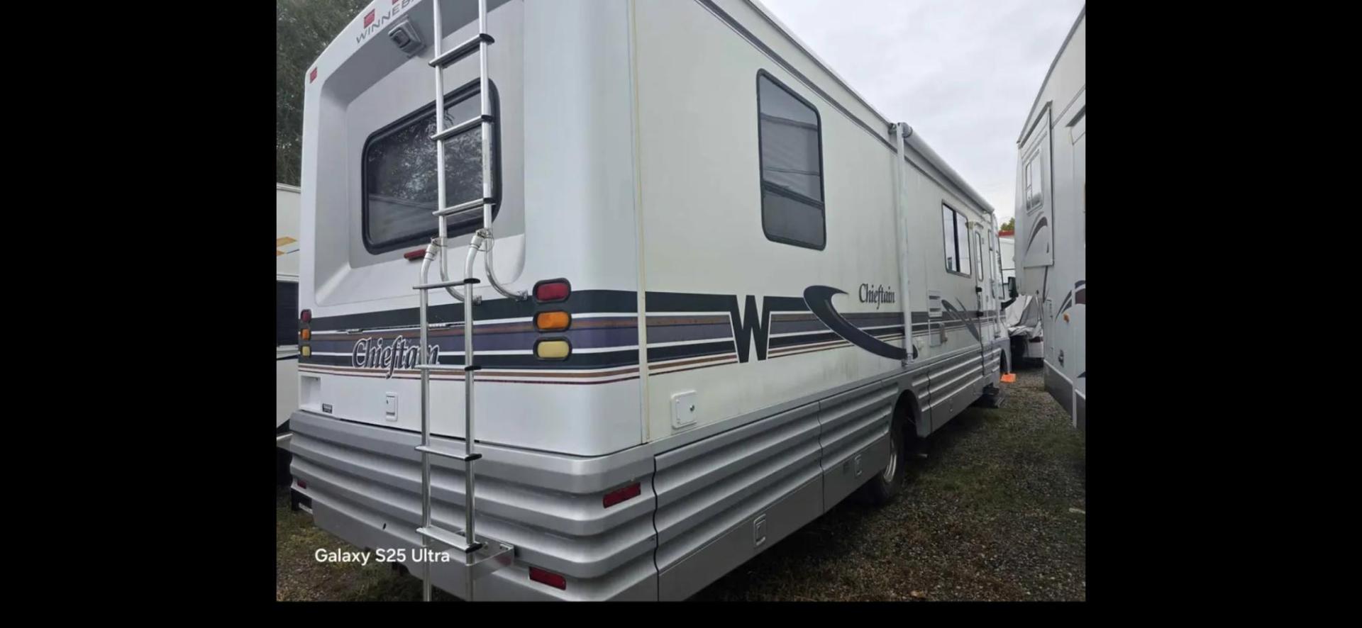 1998 White Winnebago Chieftain , located at 923 US HWY 87 E., Billings, MT, 59101, (406) 245-0456, 45.795788, -108.451881 - 1998 Winnebago Chieftain 1998 Winnebago Chieftain 29rb Located in Billings MT $11,900 1998 Winnebago chieftain 29rb. 64kmiles...onan 5500 generator...dual roof acs.... back up cameras... leveling jacks... ford 460.... tires 85%... motorhome is in great shape and ready to go south... no leaks - Photo#1