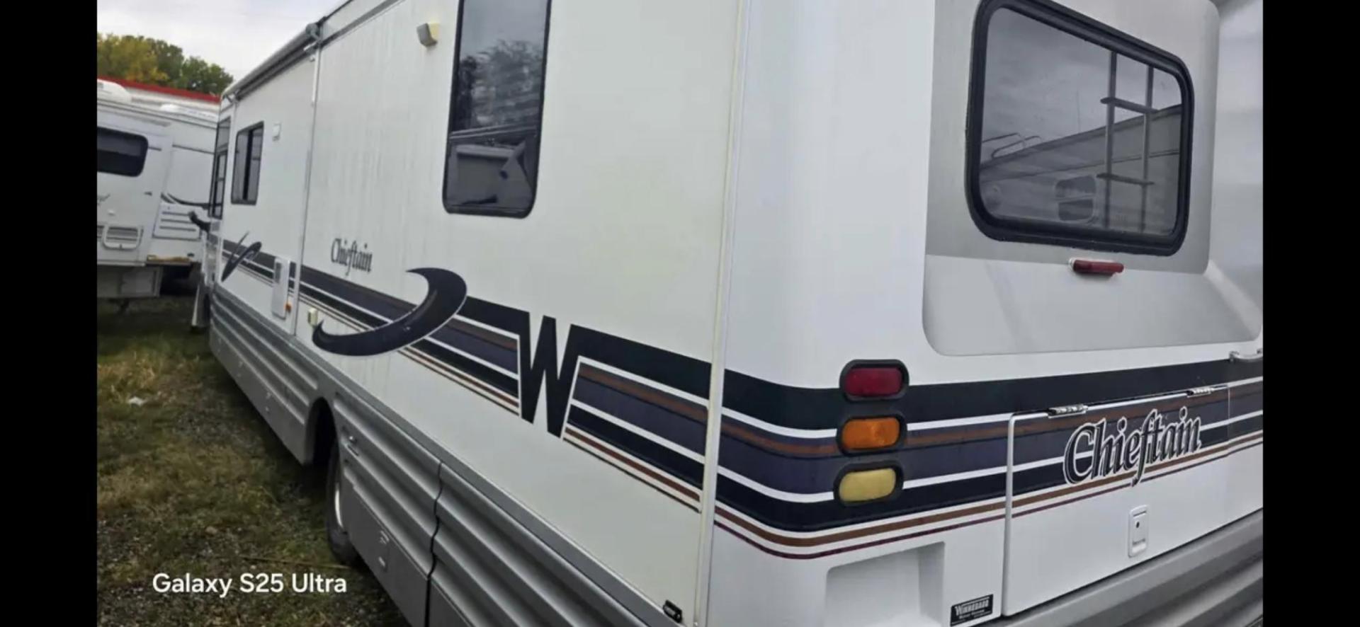 1998 White Winnebago Chieftain , located at 923 US HWY 87 E., Billings, MT, 59101, (406) 245-0456, 45.795788, -108.451881 - 1998 Winnebago Chieftain 1998 Winnebago Chieftain 29rb Located in Billings MT $11,900 1998 Winnebago chieftain 29rb. 64kmiles...onan 5500 generator...dual roof acs.... back up cameras... leveling jacks... ford 460.... tires 85%... motorhome is in great shape and ready to go south... no leaks - Photo#2
