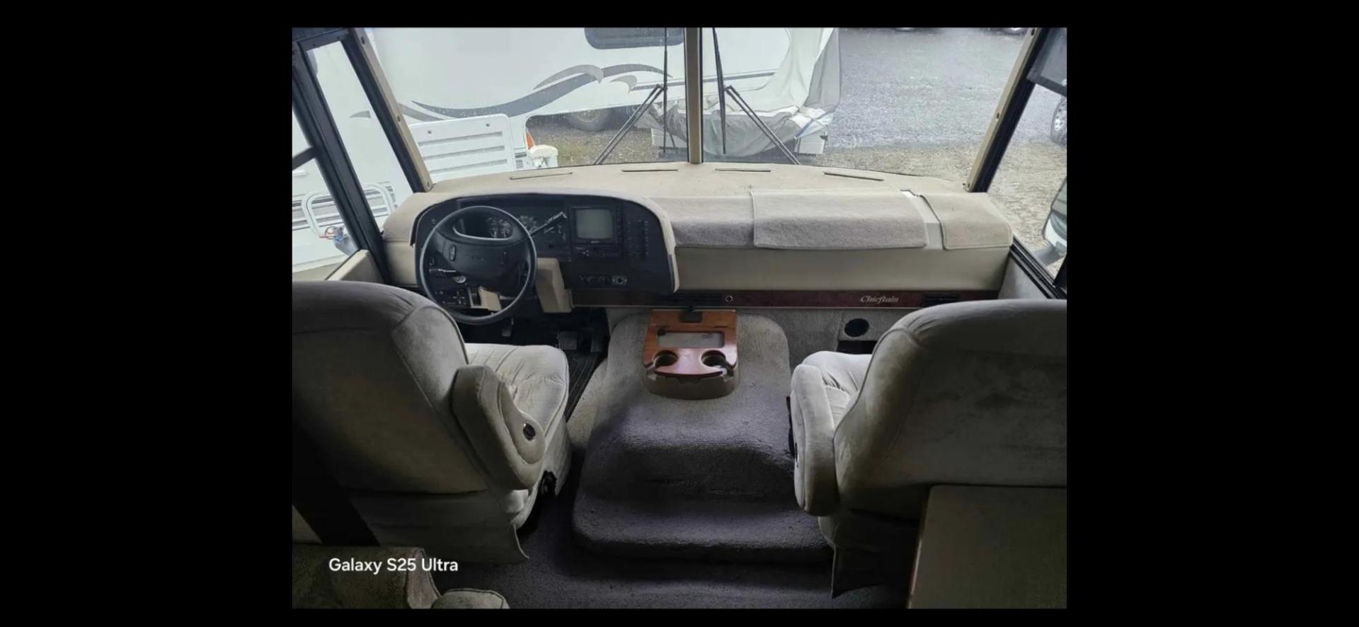 1998 White Winnebago Chieftain , located at 923 US HWY 87 E., Billings, MT, 59101, (406) 245-0456, 45.795788, -108.451881 - 1998 Winnebago Chieftain 1998 Winnebago Chieftain 29rb Located in Billings MT $11,900 1998 Winnebago chieftain 29rb. 64kmiles...onan 5500 generator...dual roof acs.... back up cameras... leveling jacks... ford 460.... tires 85%... motorhome is in great shape and ready to go south... no leaks - Photo#3