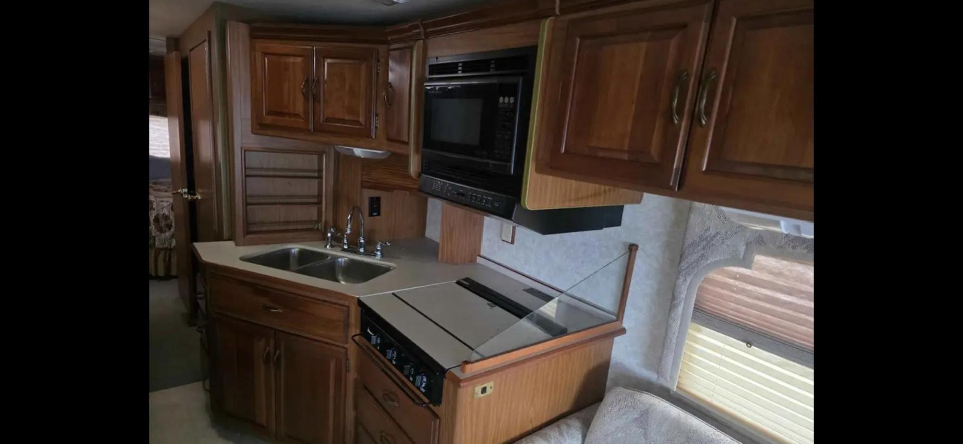 1998 White Winnebago Chieftain , located at 923 US HWY 87 E., Billings, MT, 59101, (406) 245-0456, 45.795788, -108.451881 - 1998 Winnebago Chieftain 1998 Winnebago Chieftain 29rb Located in Billings MT $11,900 1998 Winnebago chieftain 29rb. 64kmiles...onan 5500 generator...dual roof acs.... back up cameras... leveling jacks... ford 460.... tires 85%... motorhome is in great shape and ready to go south... no leaks - Photo#6