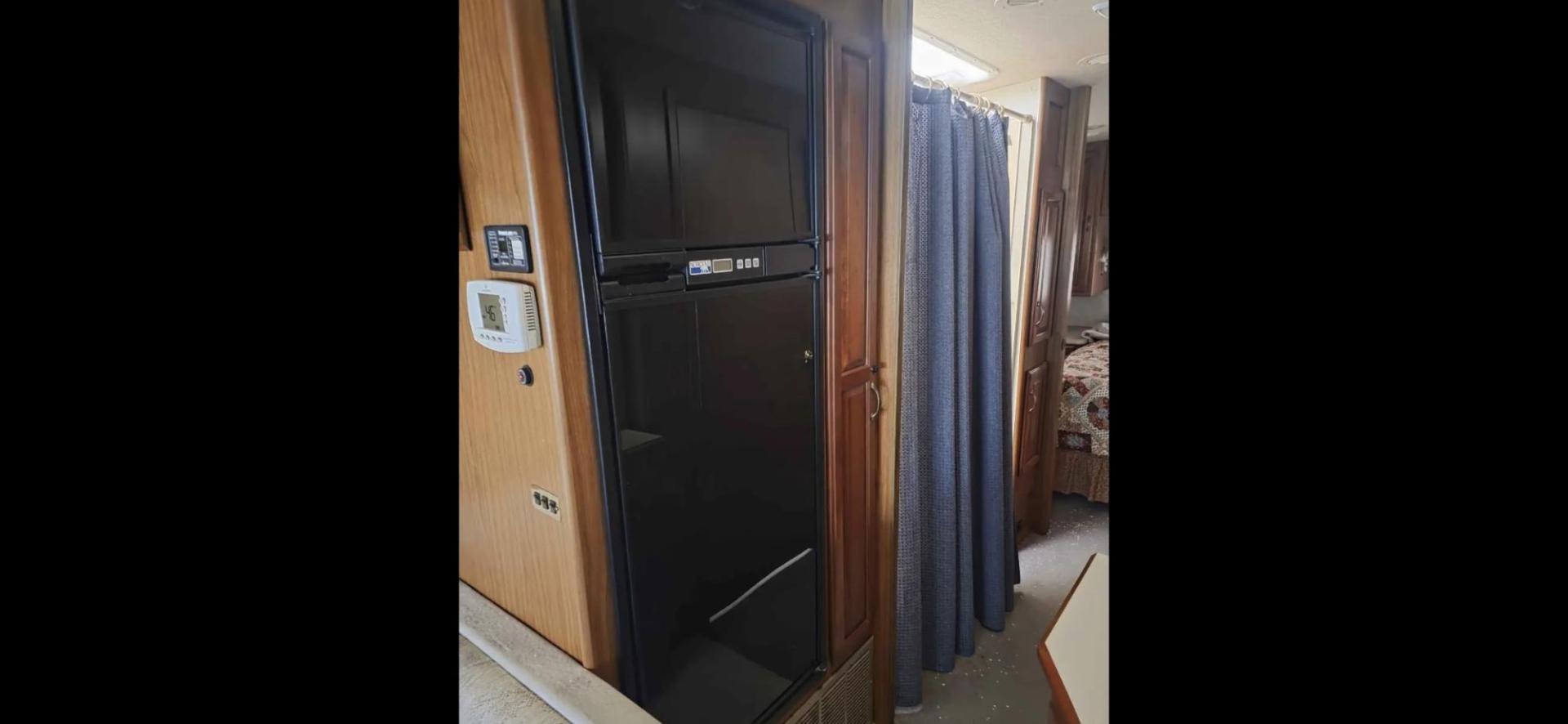 1998 White Winnebago Chieftain , located at 923 US HWY 87 E., Billings, MT, 59101, (406) 245-0456, 45.795788, -108.451881 - 1998 Winnebago Chieftain 1998 Winnebago Chieftain 29rb Located in Billings MT $11,900 1998 Winnebago chieftain 29rb. 64kmiles...onan 5500 generator...dual roof acs.... back up cameras... leveling jacks... ford 460.... tires 85%... motorhome is in great shape and ready to go south... no leaks - Photo#7