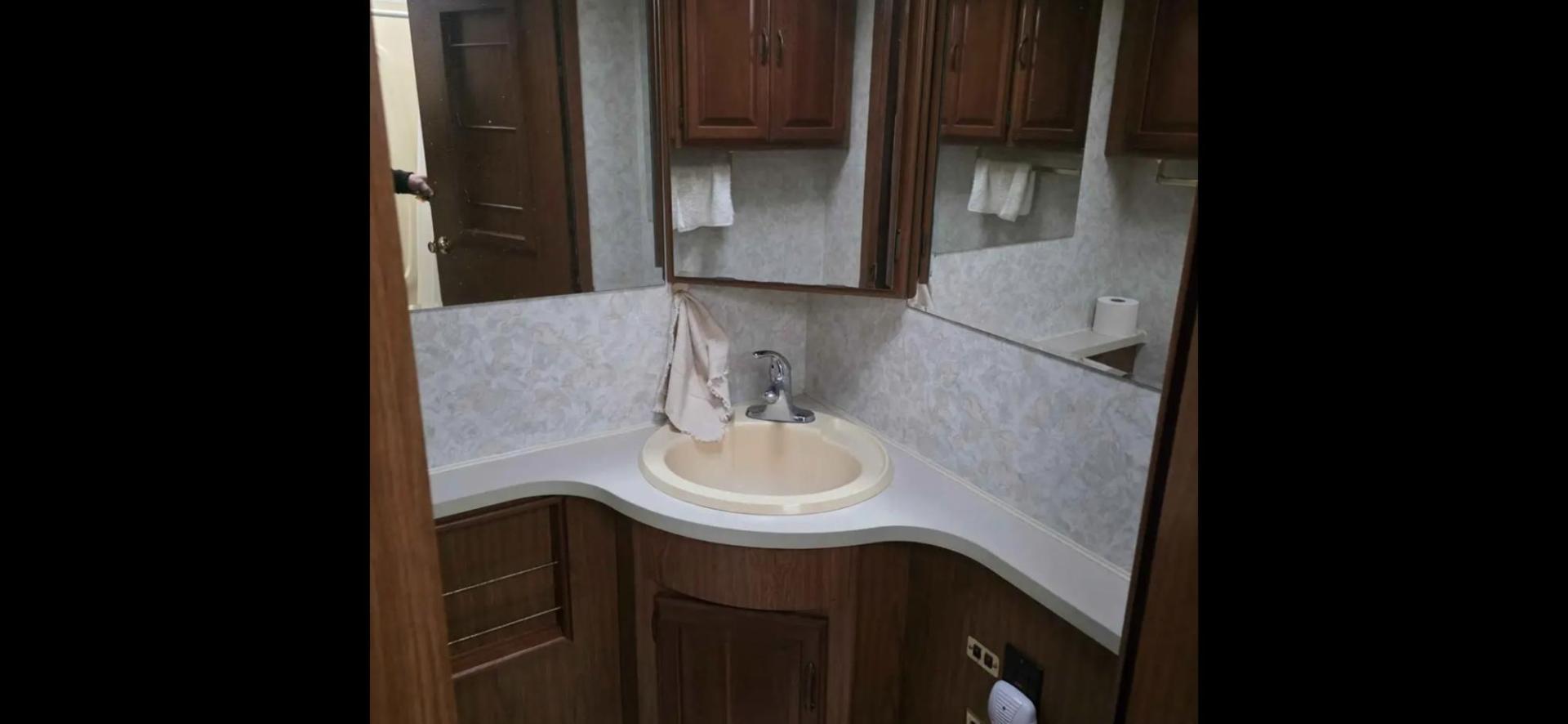 1998 White Winnebago Chieftain , located at 923 US HWY 87 E., Billings, MT, 59101, (406) 245-0456, 45.795788, -108.451881 - 1998 Winnebago Chieftain 1998 Winnebago Chieftain 29rb Located in Billings MT $11,900 1998 Winnebago chieftain 29rb. 64kmiles...onan 5500 generator...dual roof acs.... back up cameras... leveling jacks... ford 460.... tires 85%... motorhome is in great shape and ready to go south... no leaks - Photo#9